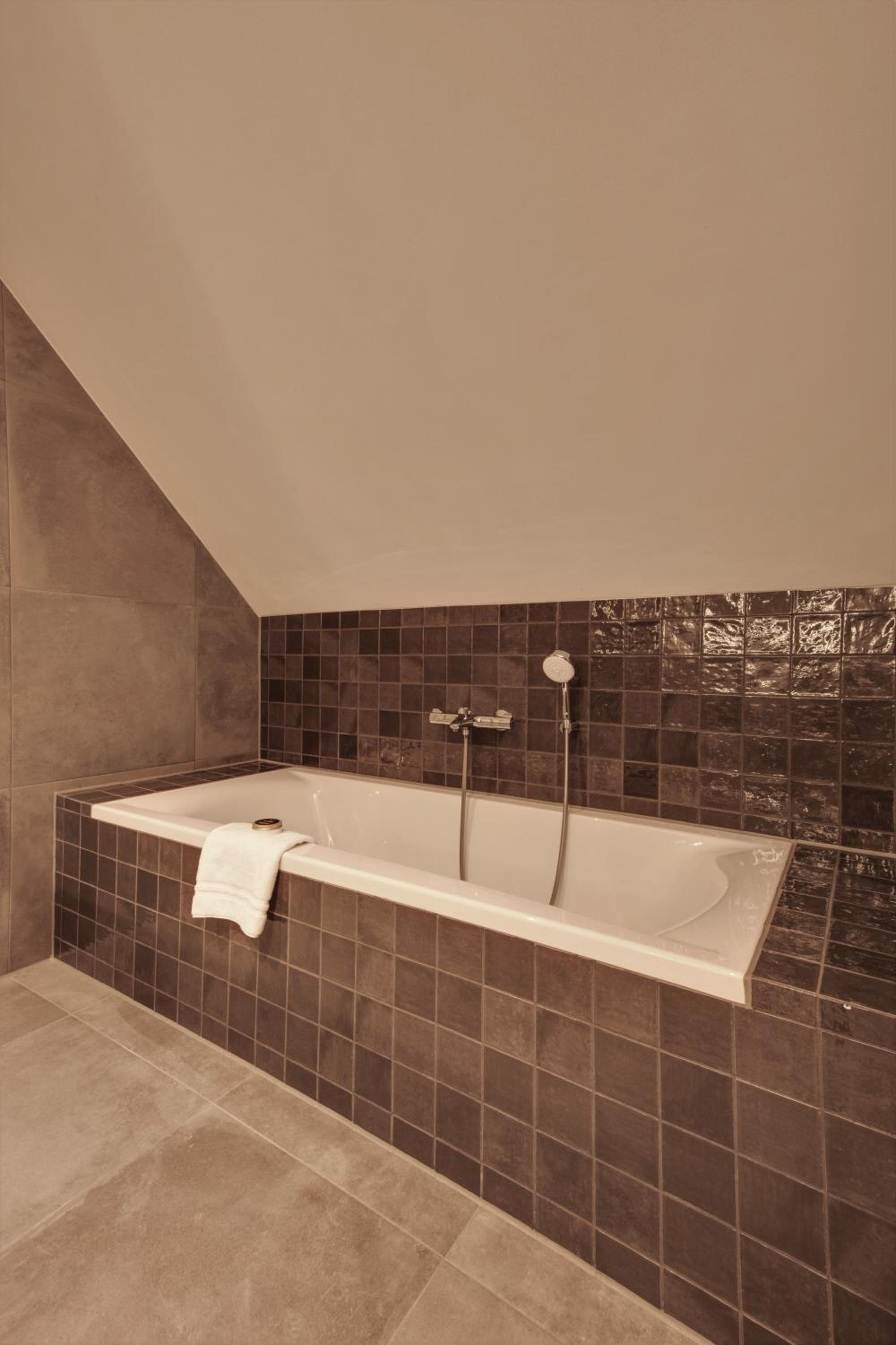 Deluxe Double Room with Bath - Photo 12