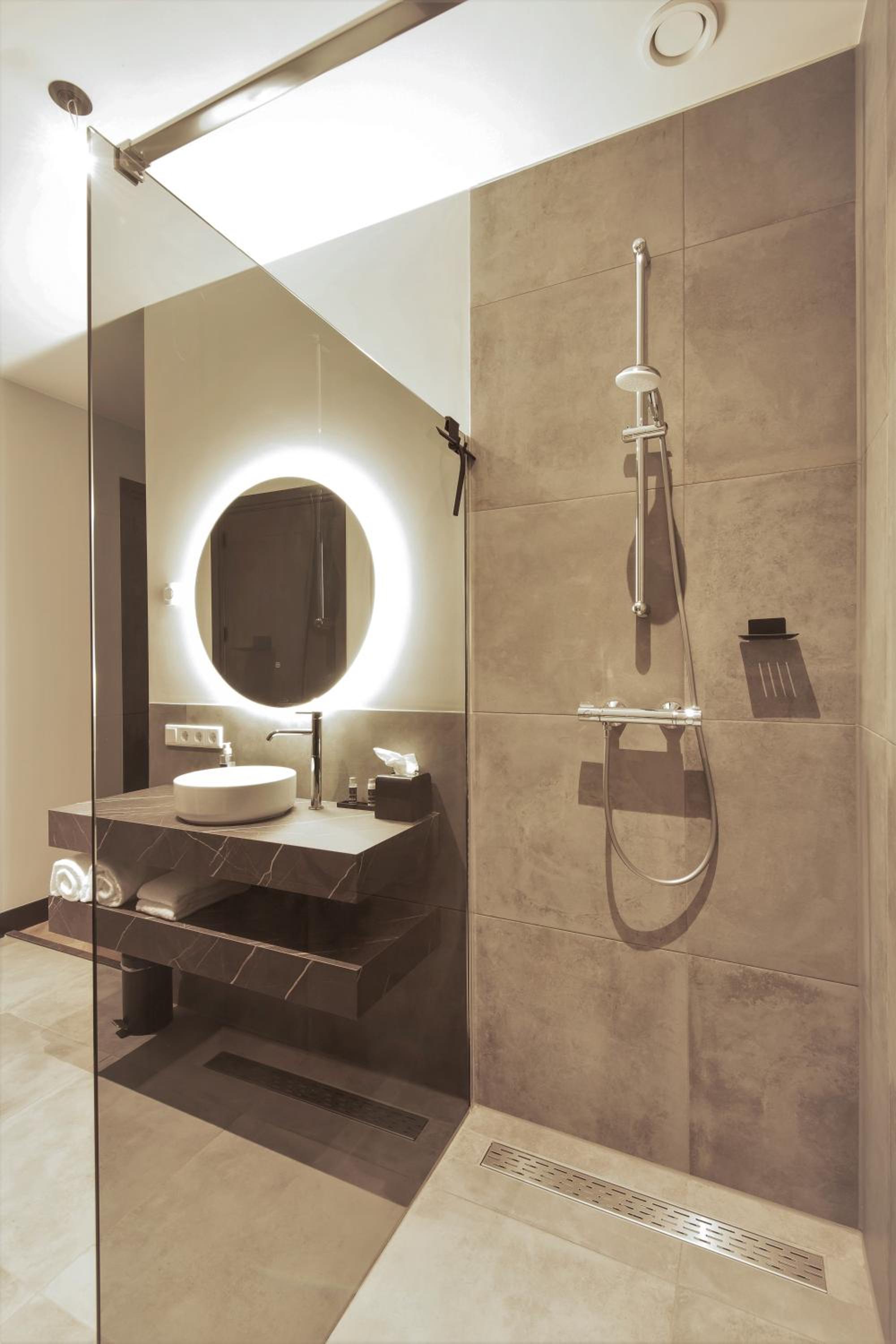 Deluxe Double Room with Bath - Photo 9