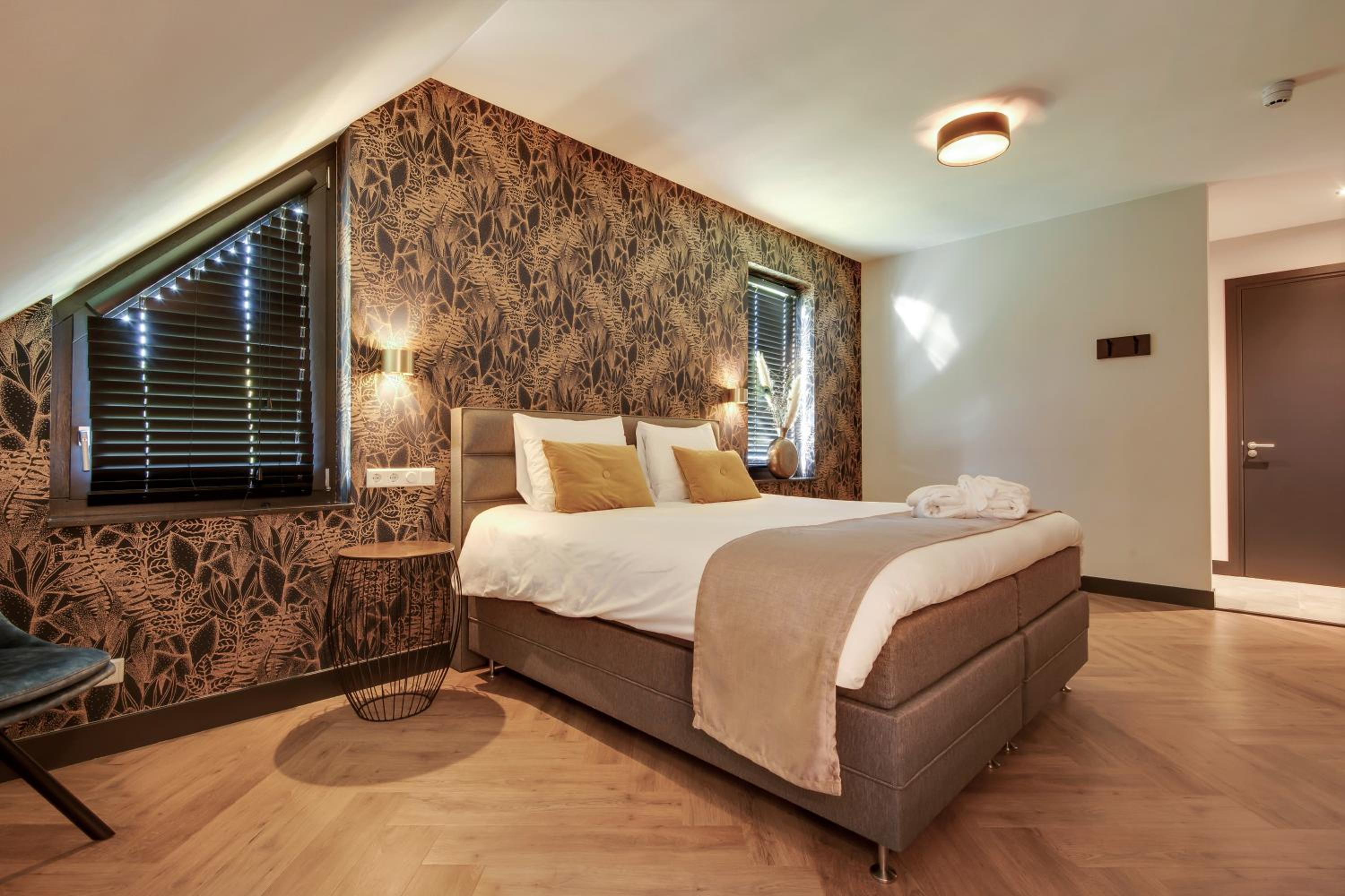 Deluxe Double Room with Bath - Photo 4