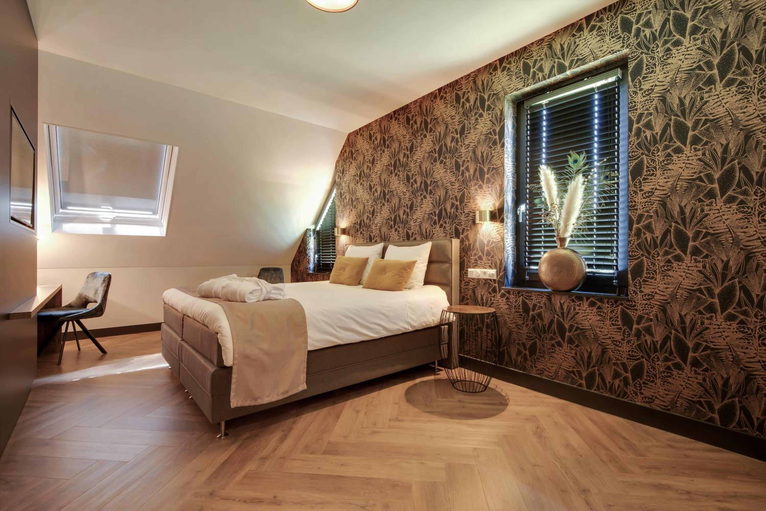 Deluxe Double Room with Bath - Photo 1