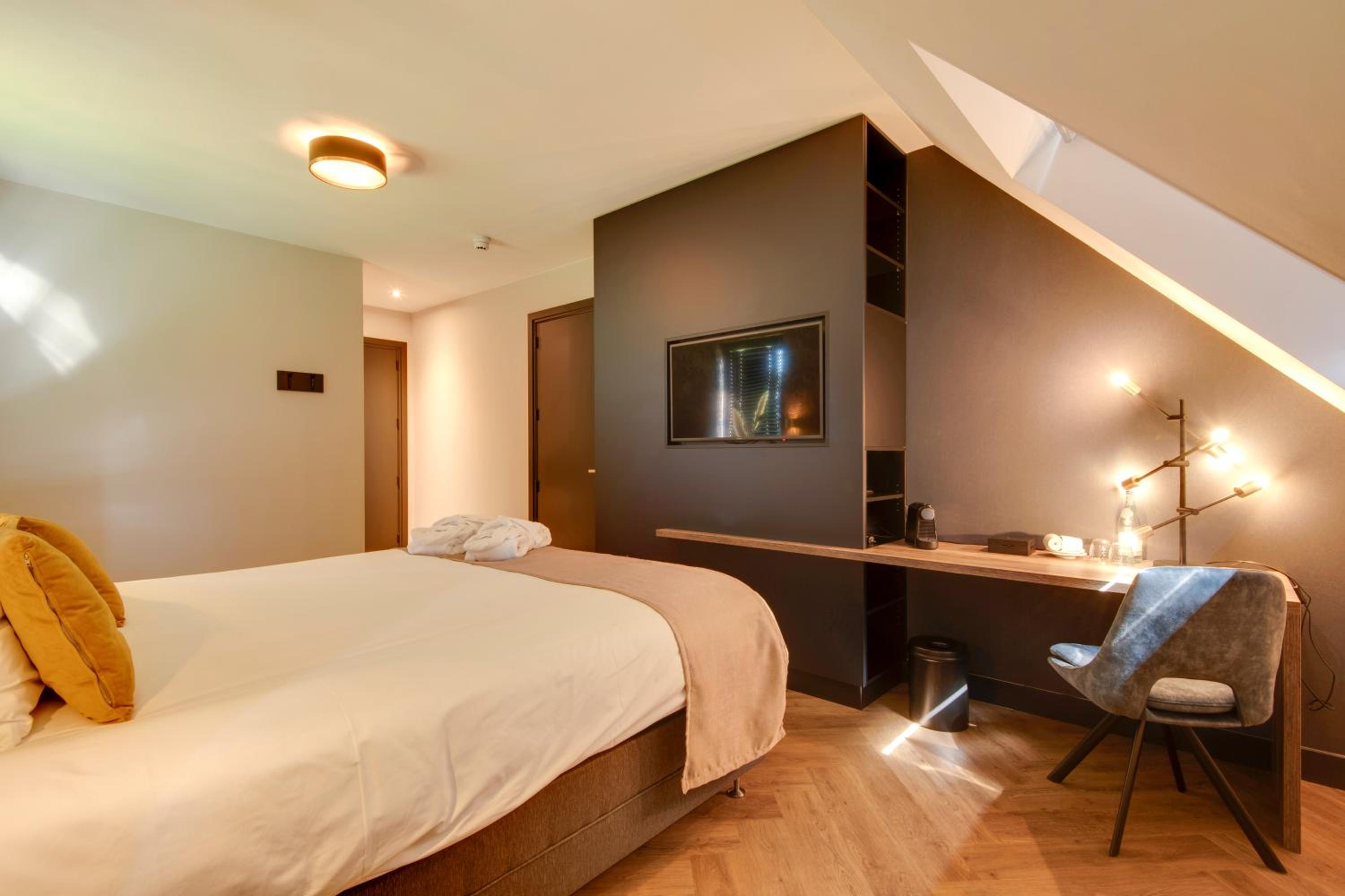 Deluxe Double Room with Bath - Photo 5