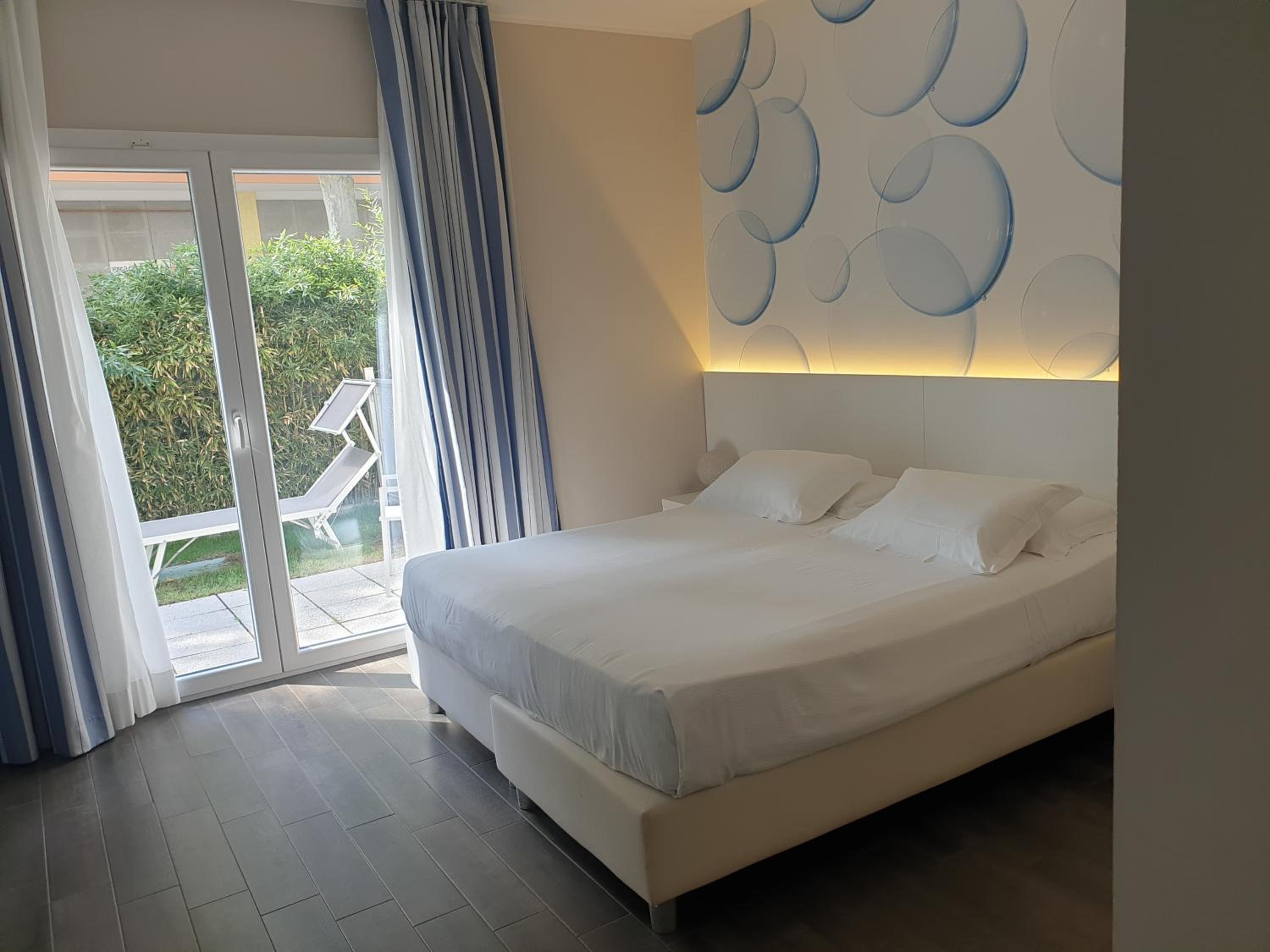 Family Room with Garden View - Photo 1