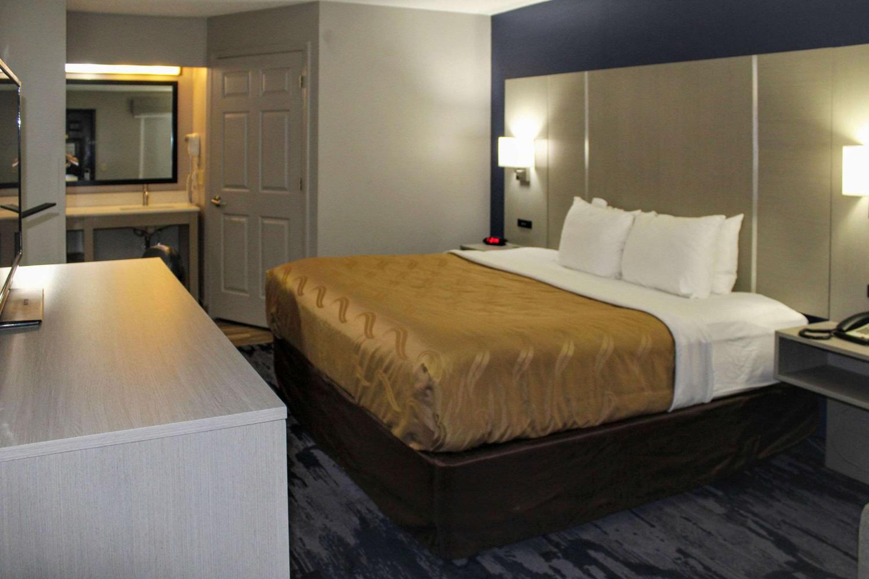 King Room - Non-Smoking - Photo 1
