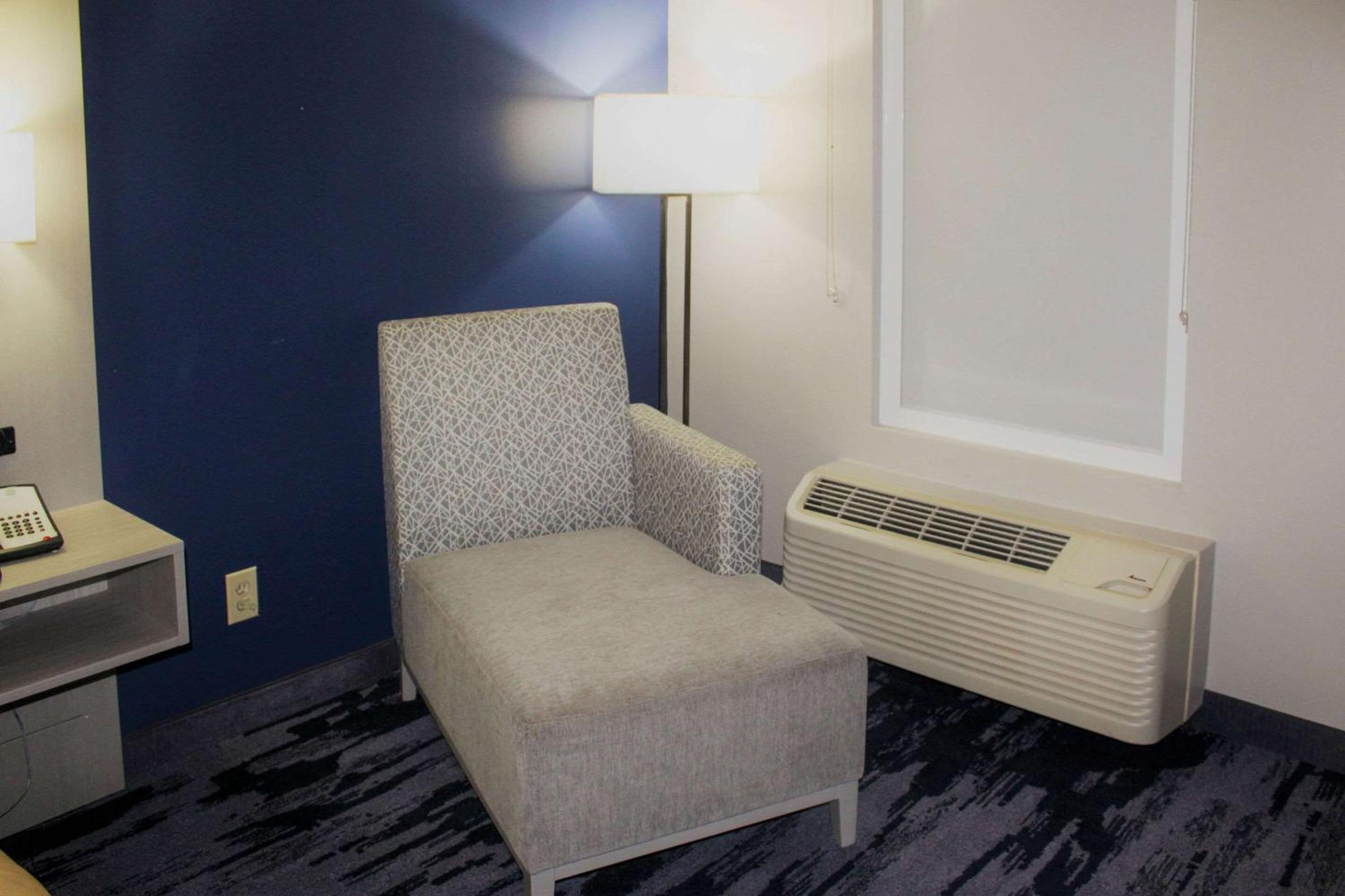 King Room - Non-Smoking - Photo 2