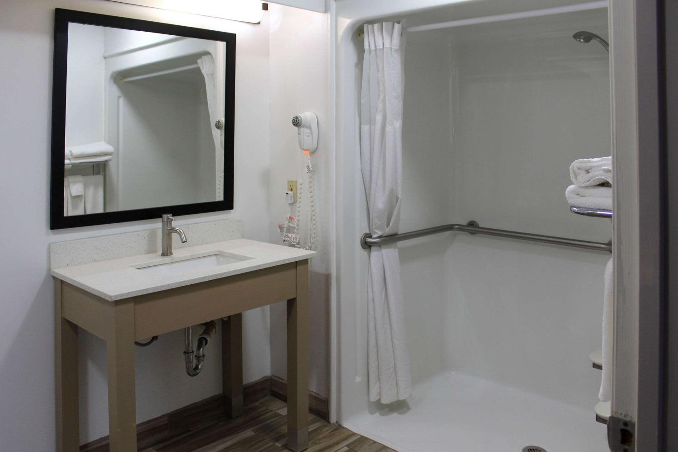 Double Room with Two Double Beds - Accessible/Ground Floor - Photo 3