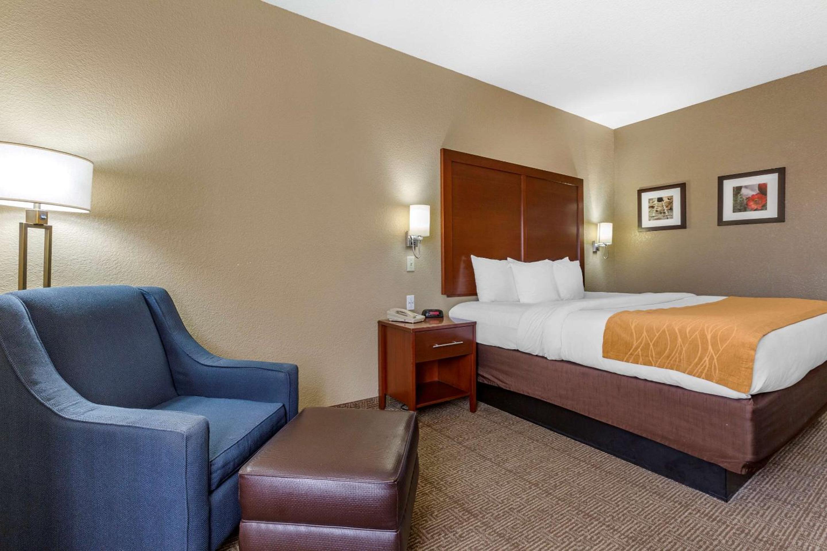 King Room - Non-Smoking - Photo 5
