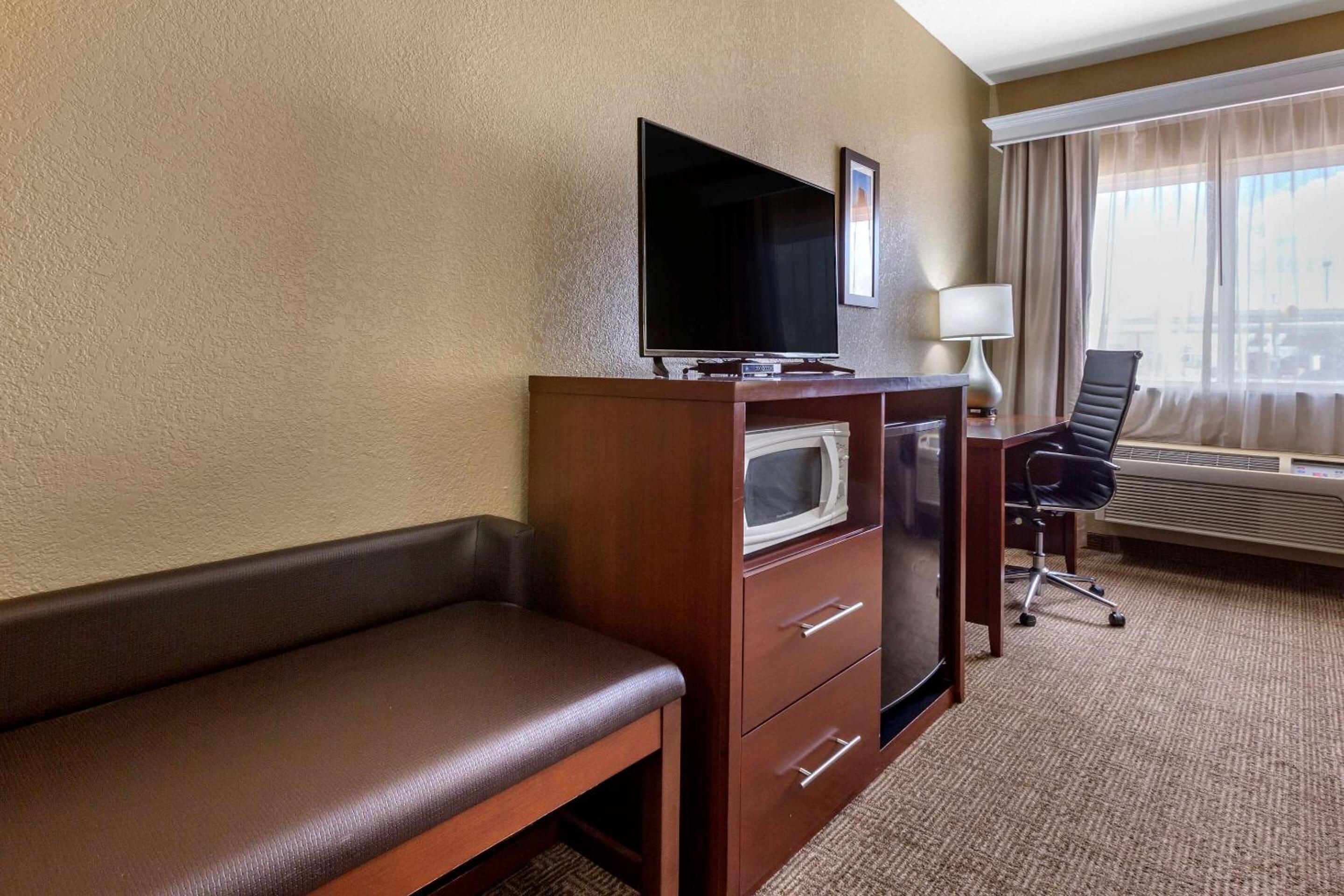 King Room - Non-Smoking - Photo 4