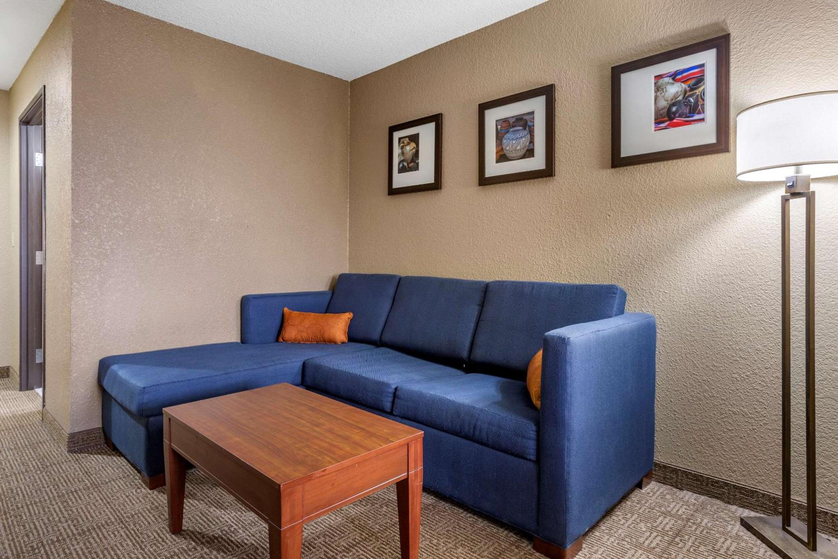 King Suite - Non-Smoking - Photo 8