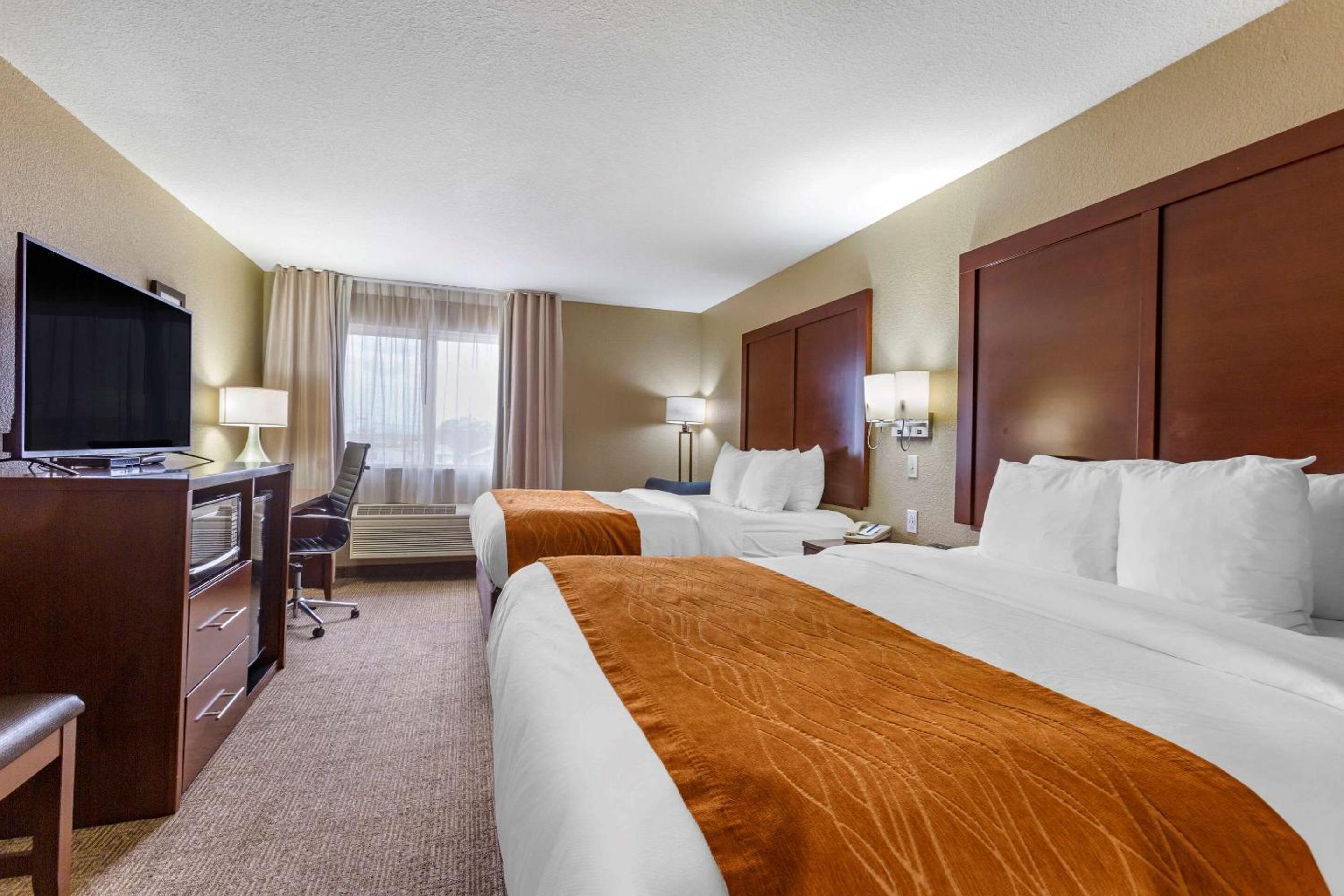 Queen Room with Two Queen Beds - Accessible/Non-Smoking  photo 2