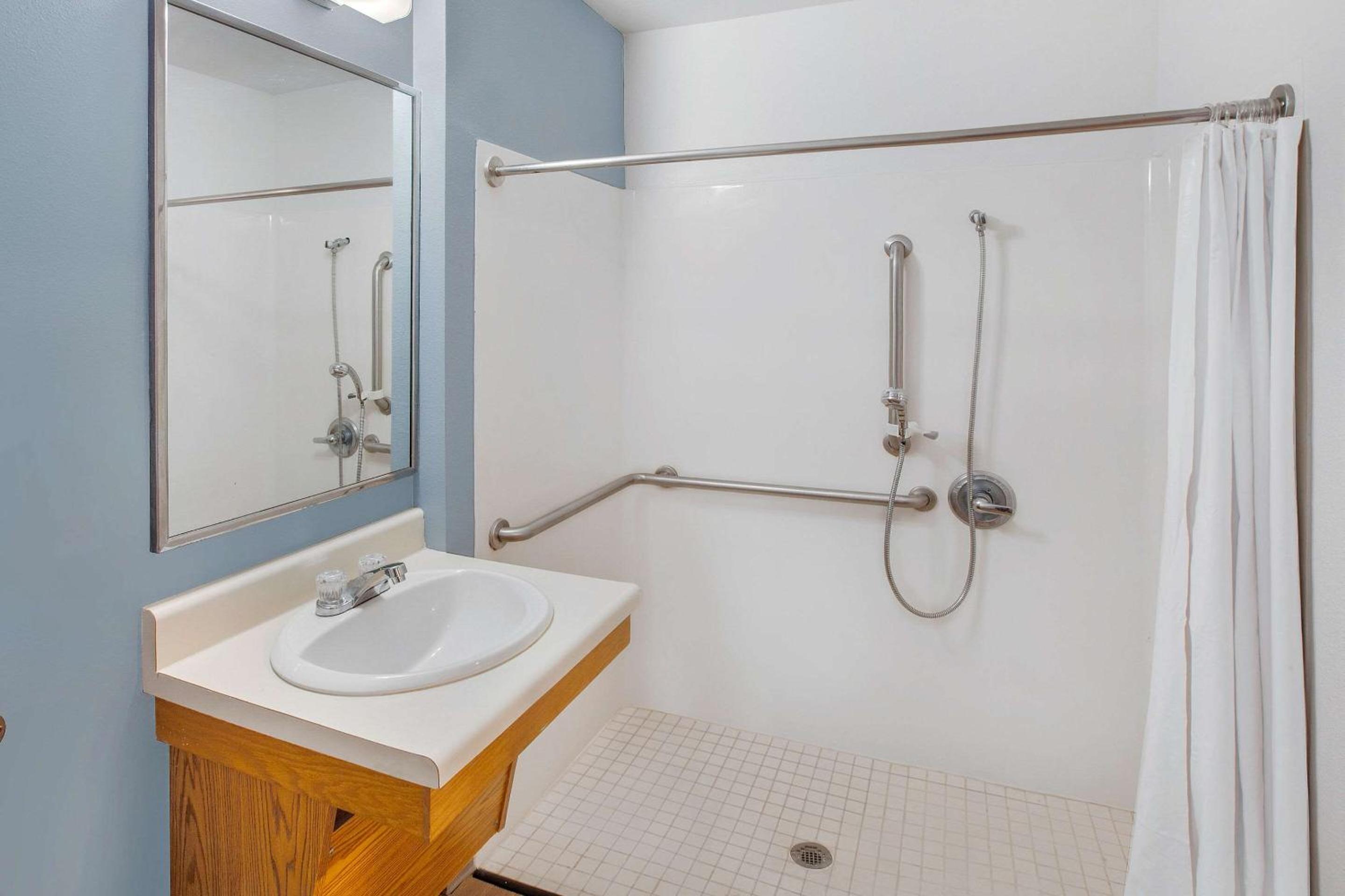 Double Room with Roll-In Shower - Accessible/Non Smoking