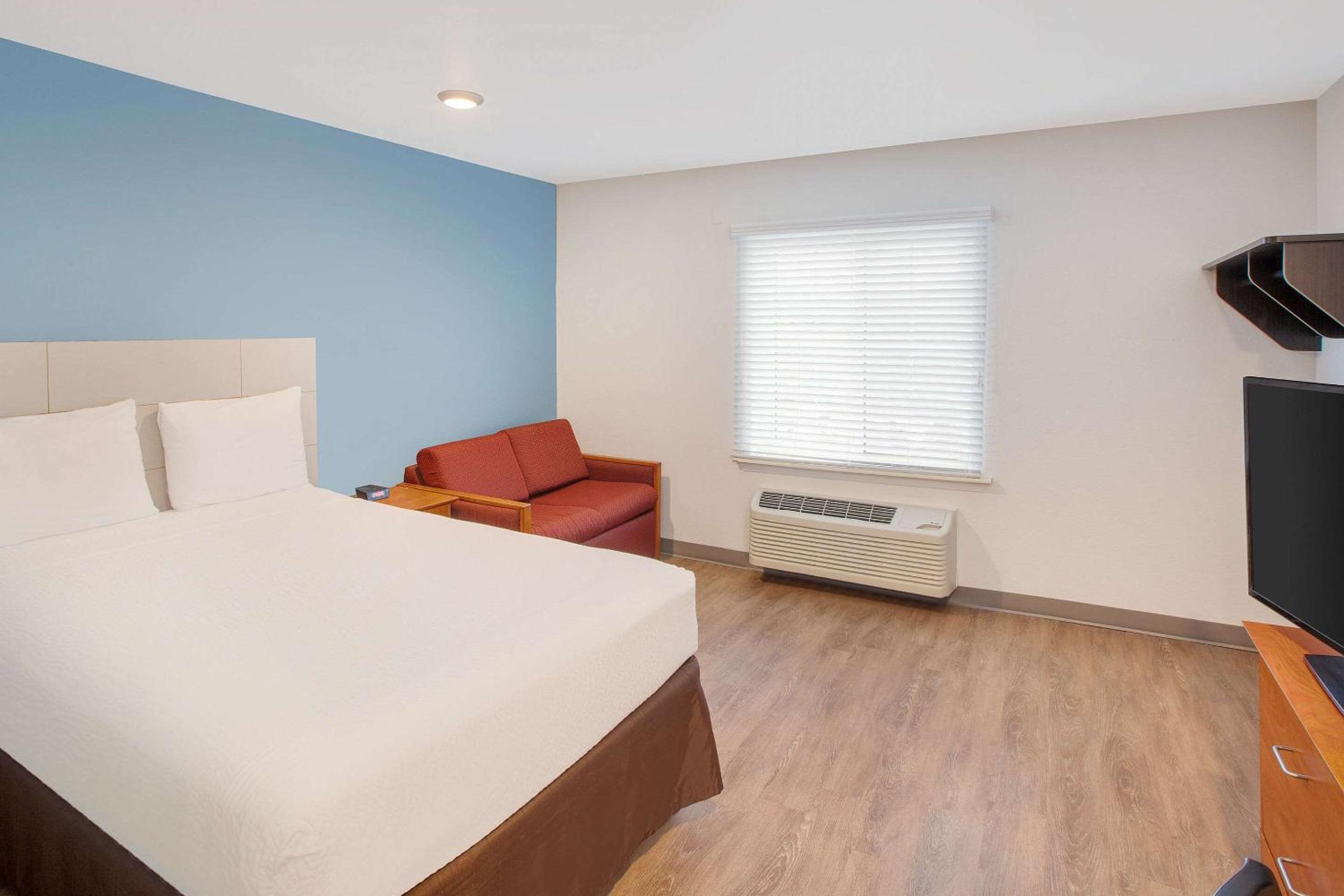 Double Room with Roll-In Shower - Accessible/Non Smoking photo 3