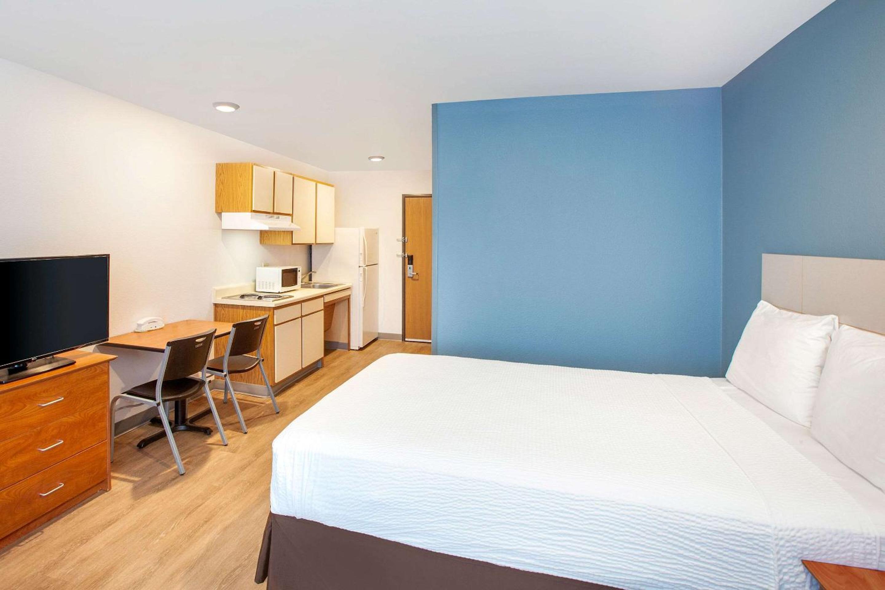 Double Room with Roll-In Shower - Accessible/Non Smoking photo 2