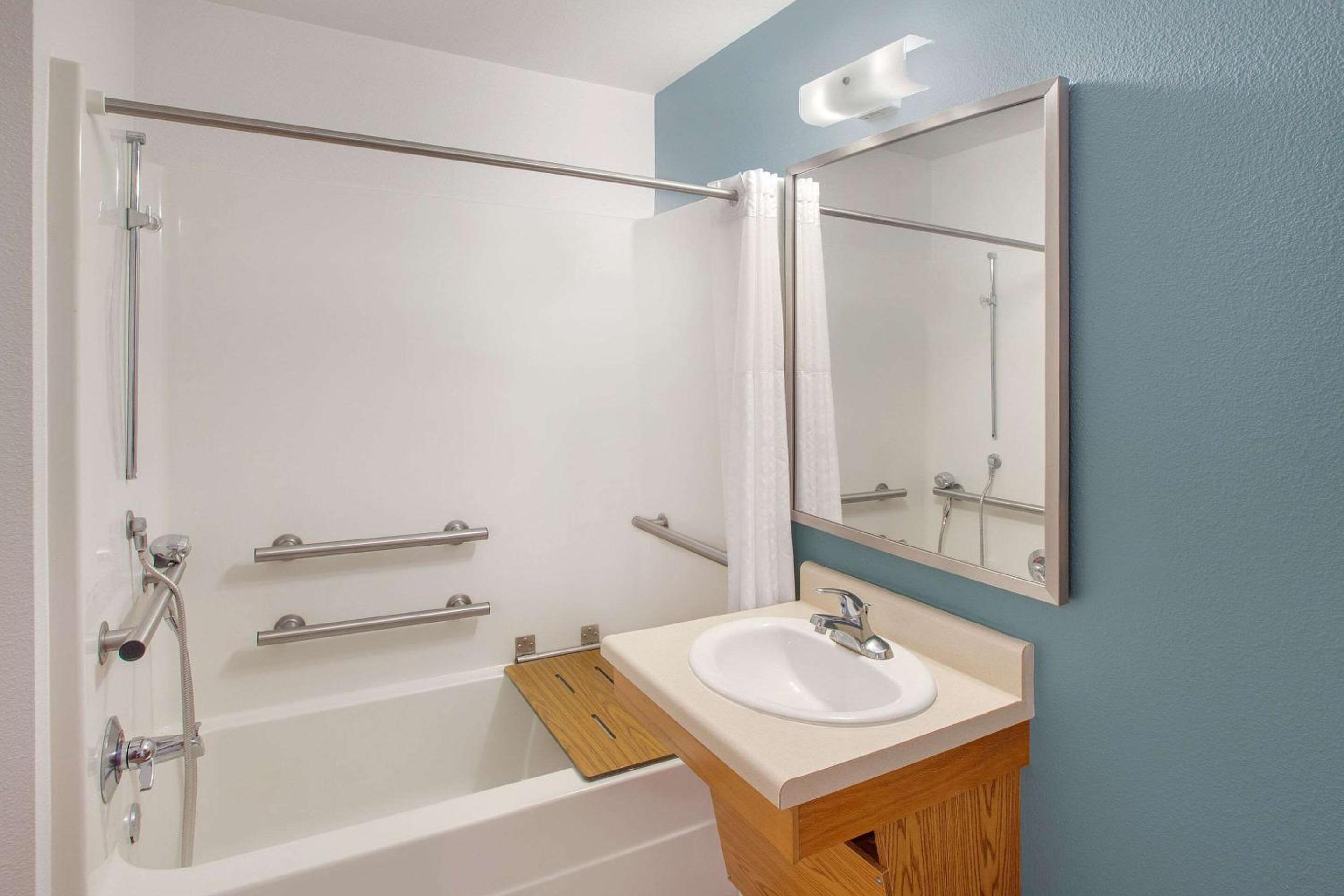 Standard Double Room with Two Double Beds - Smoking photo 3