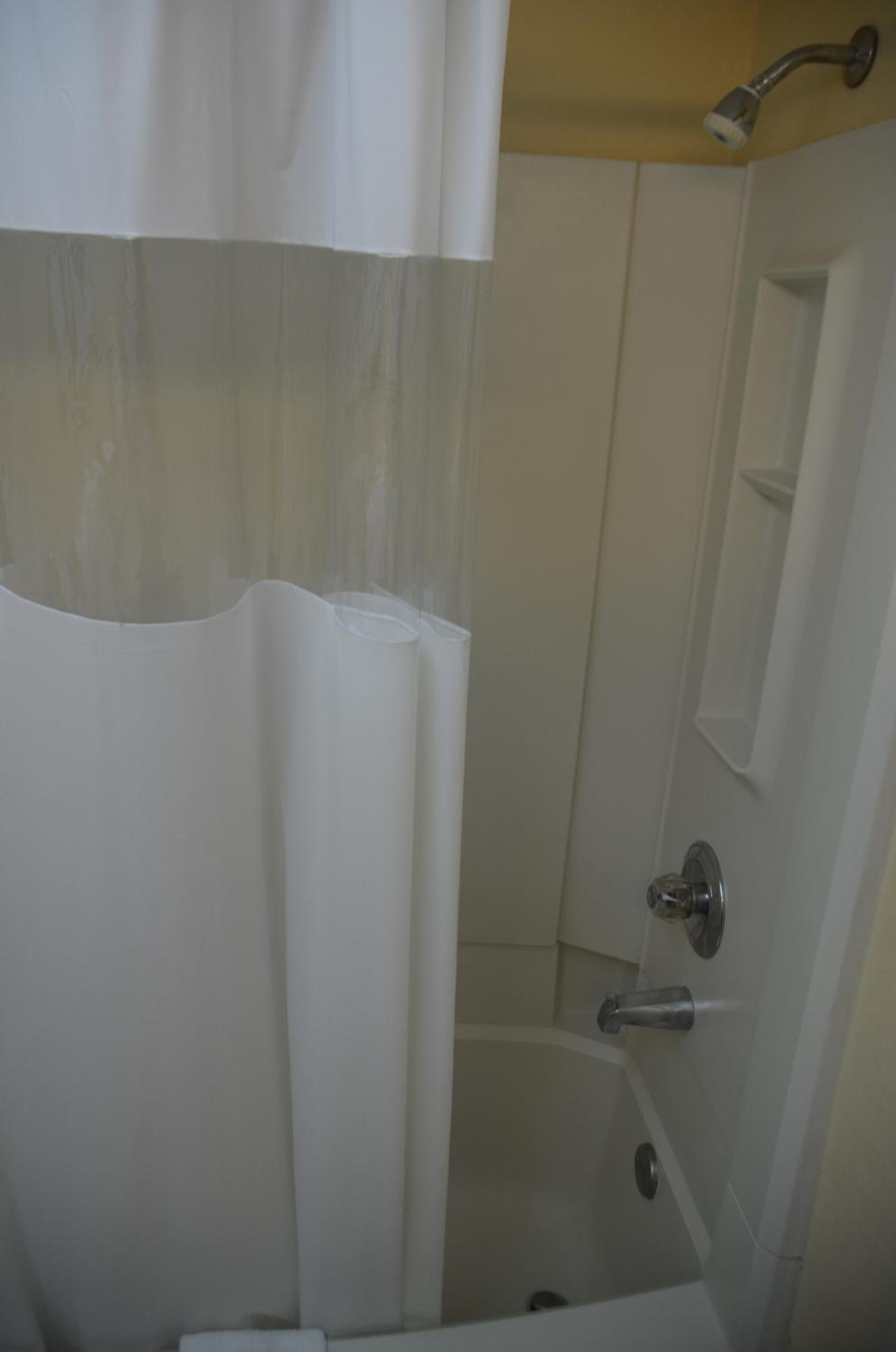 Queen Room with Two Queen Beds - Non-Smoking - Photo 5