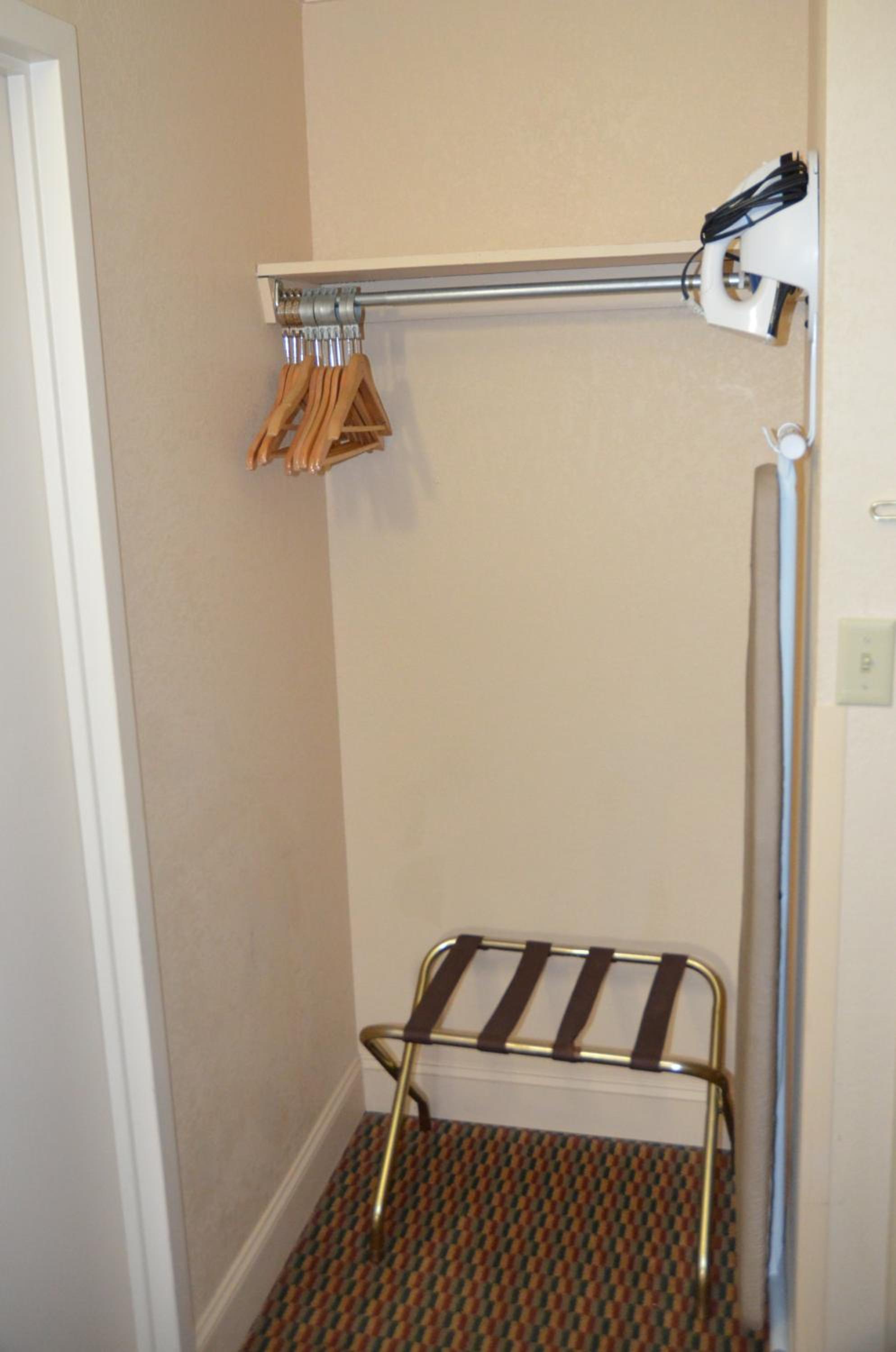 Queen Room with Two Queen Beds - Non-Smoking - Photo 4