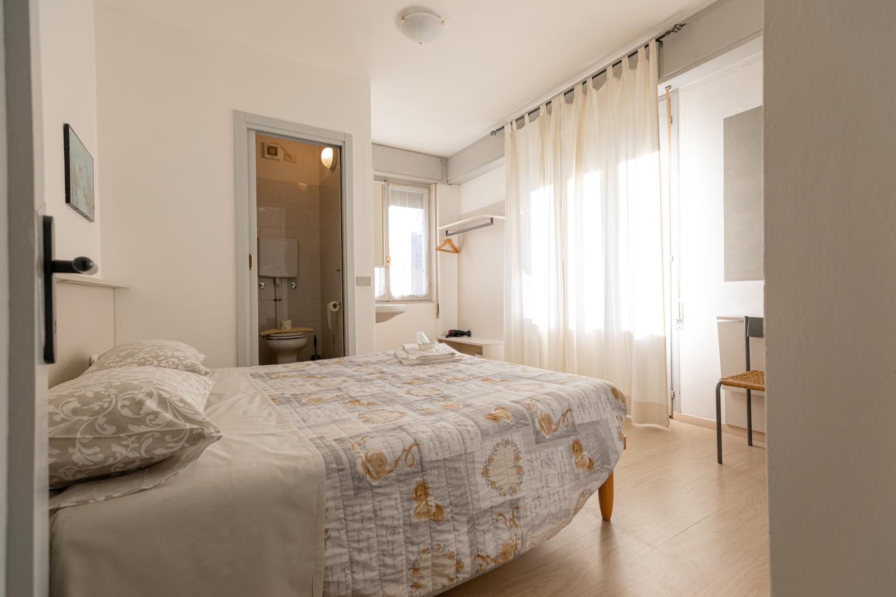 Double Room with Balcony - Photo 12