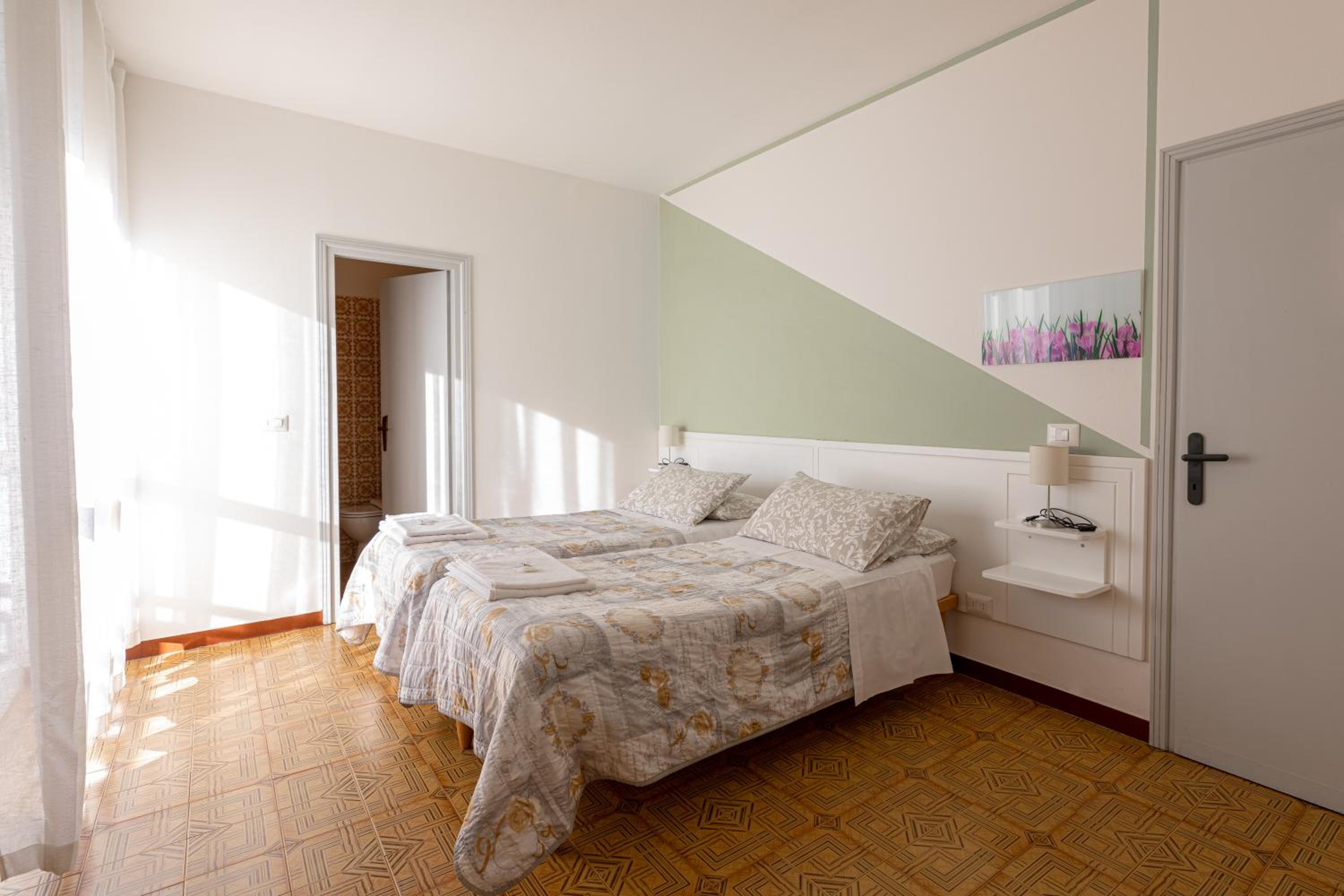 Double Room with Balcony - Photo 2