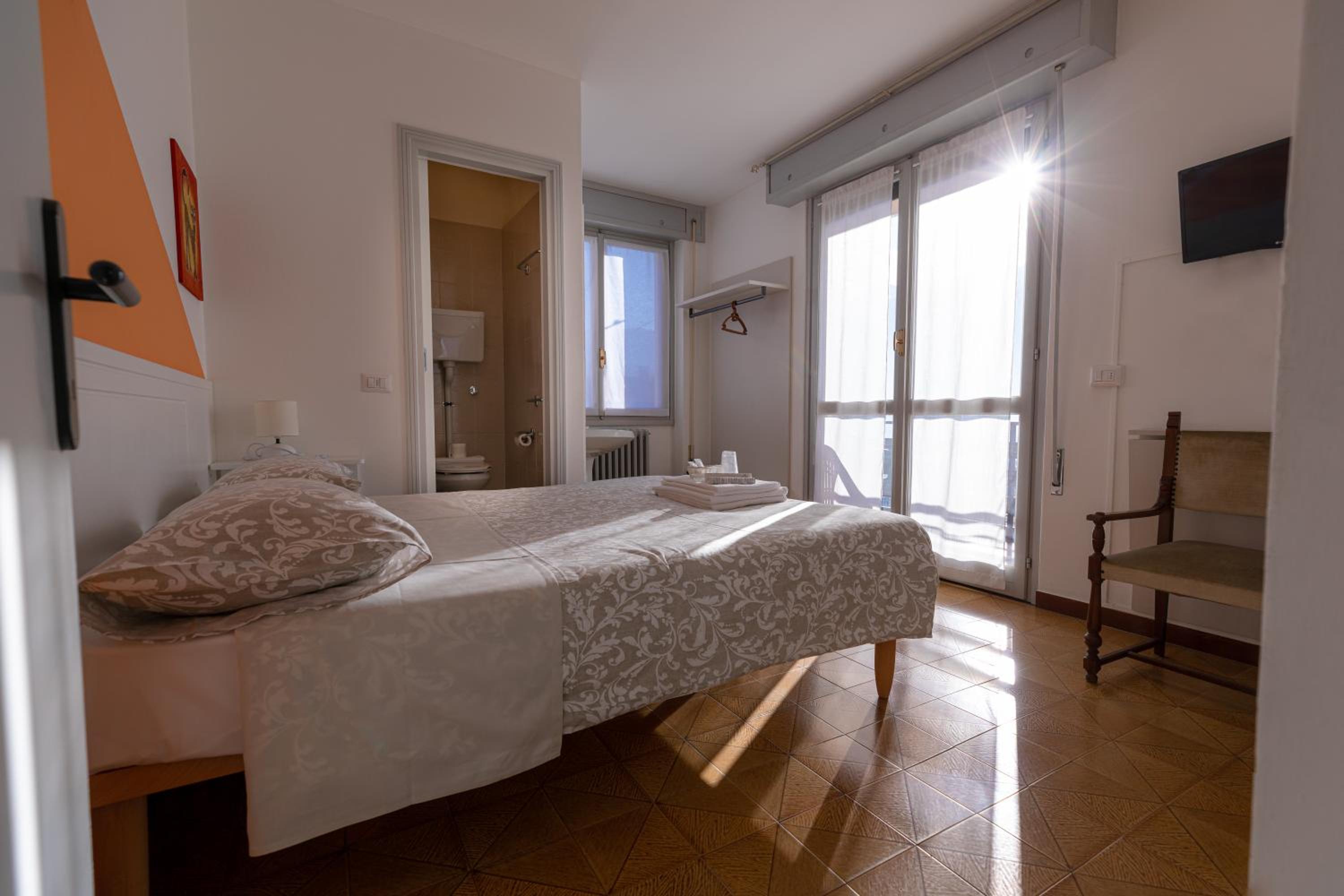 Double Room with Balcony - Photo 4