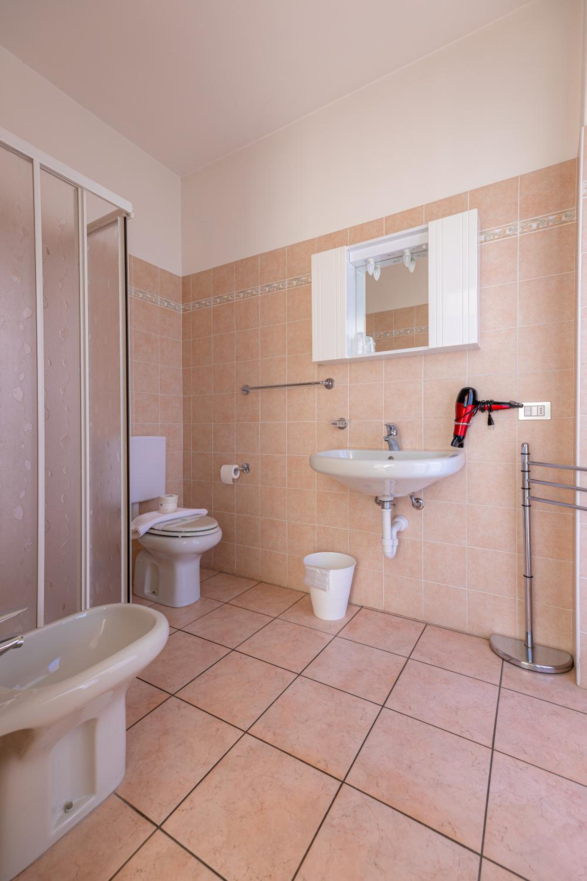 Double Room with Balcony - Photo 8