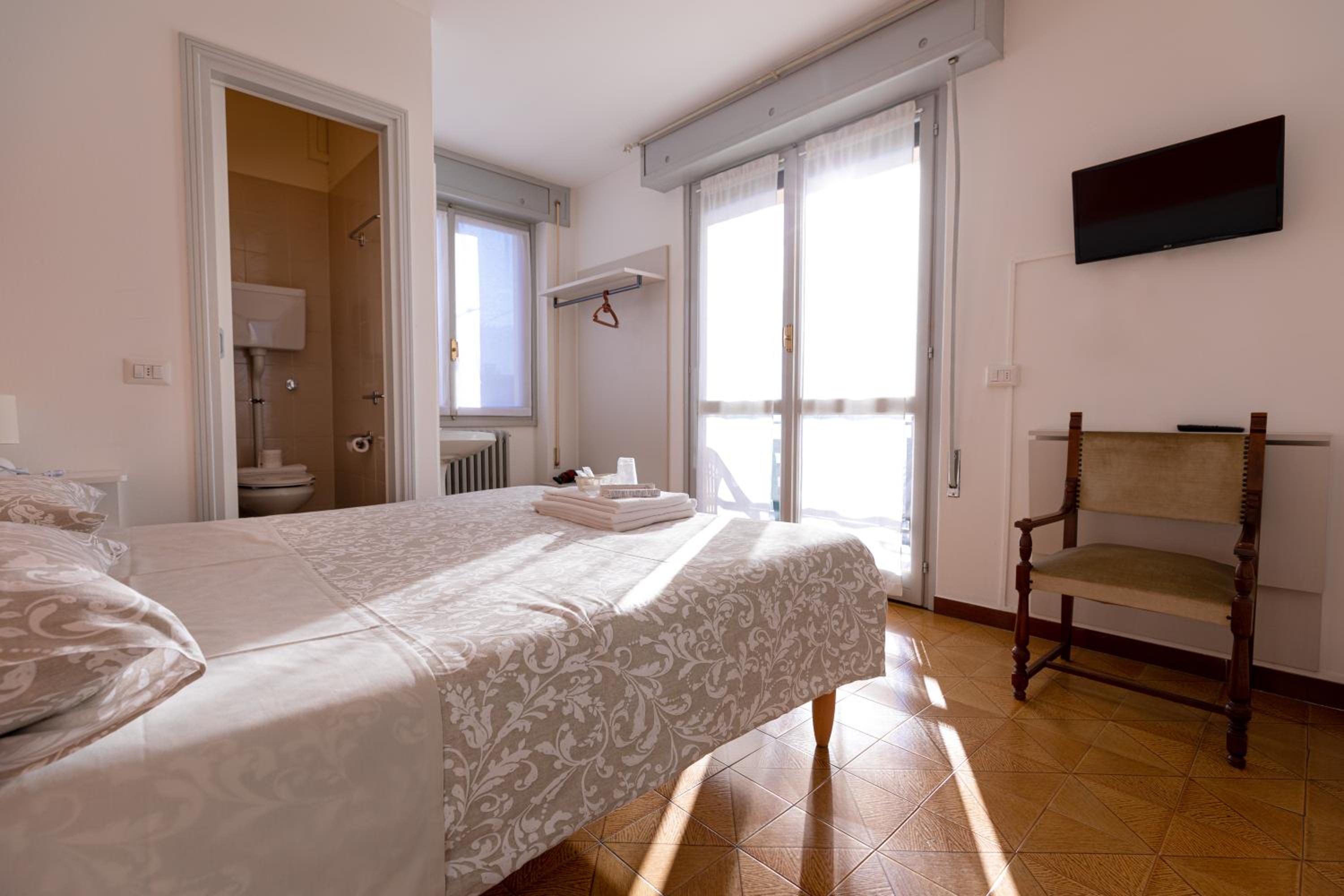 Double Room with Balcony - Photo 3