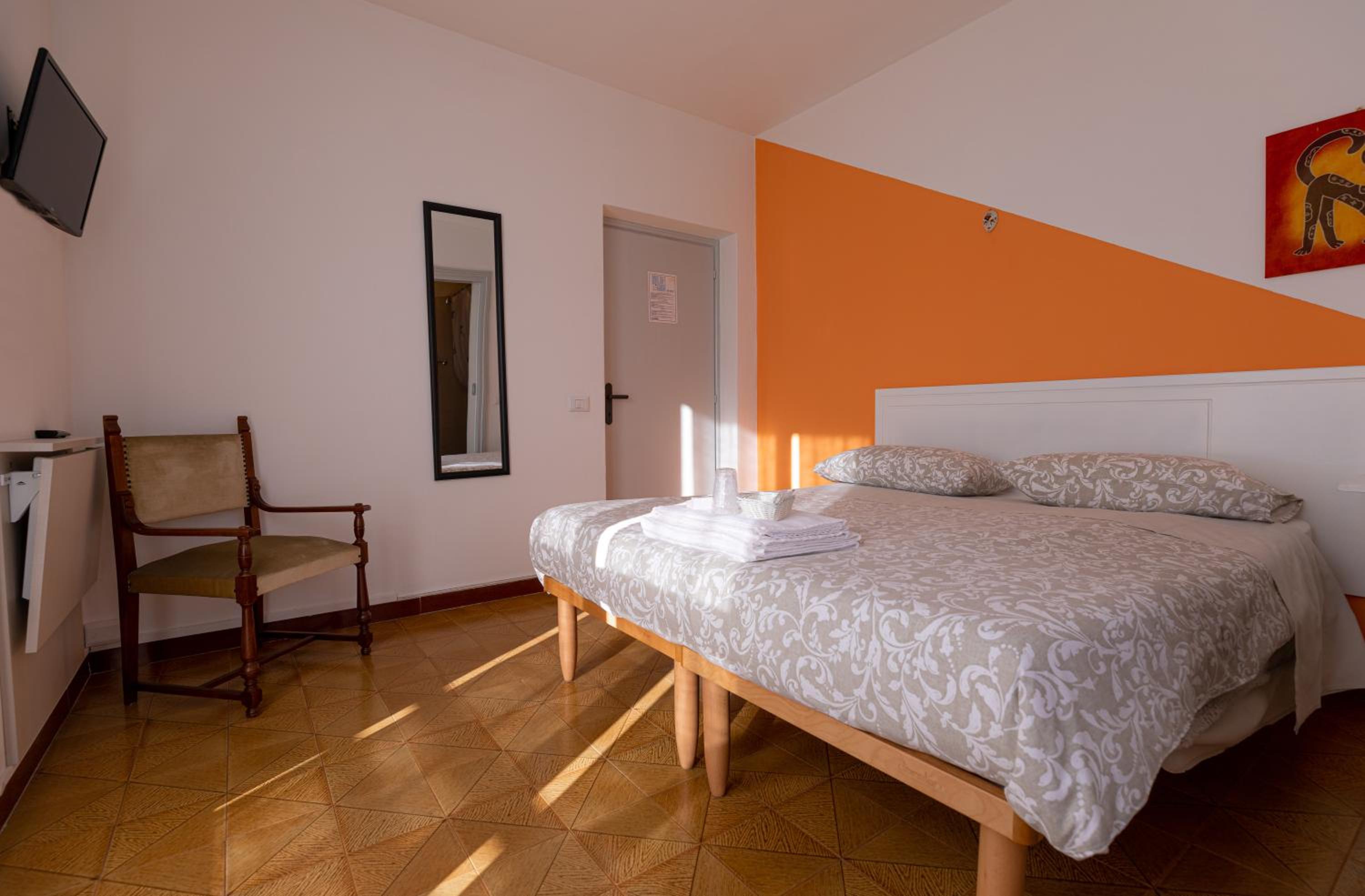 Double Room with Balcony - Photo 5