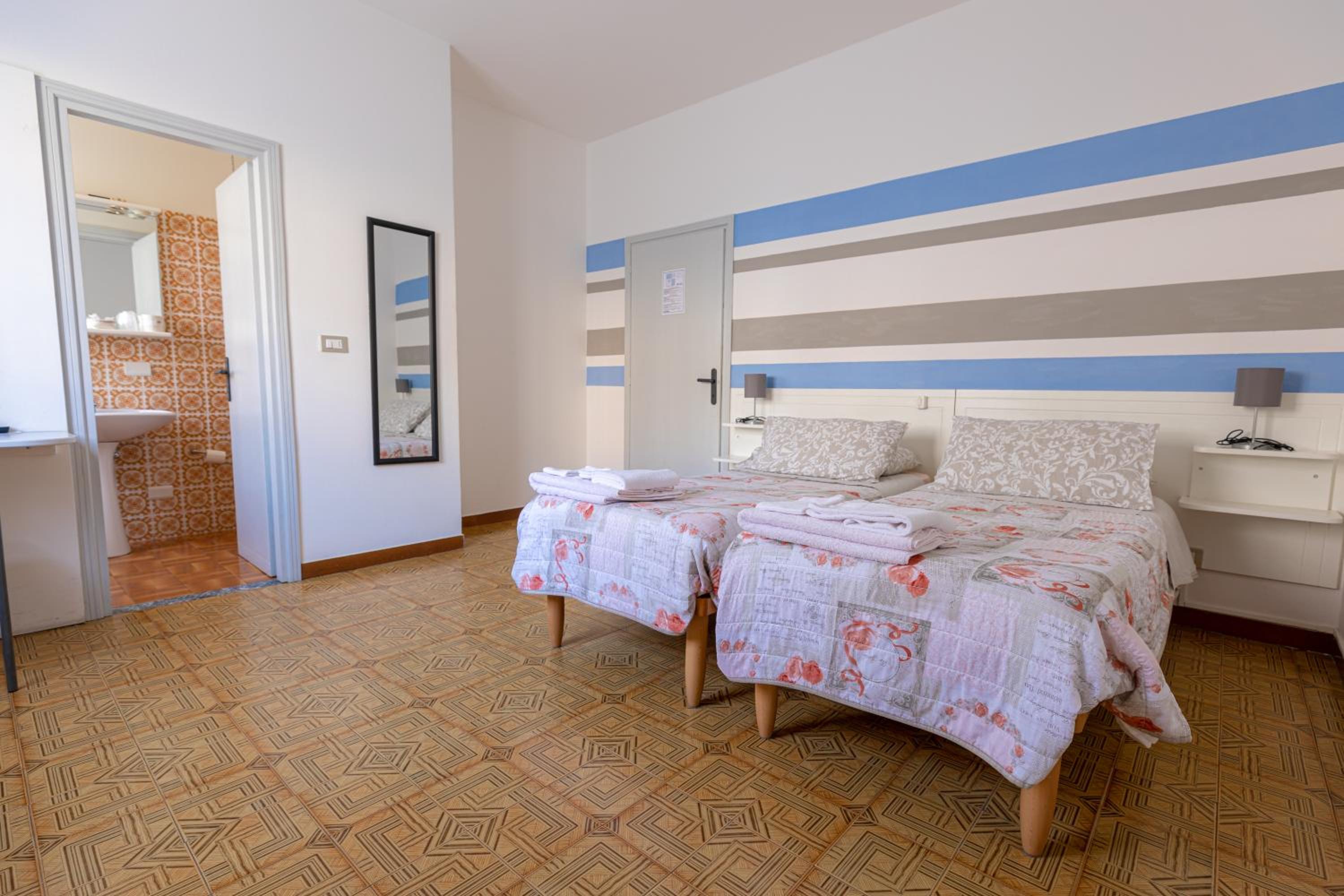 Double Room with Balcony - Photo 7