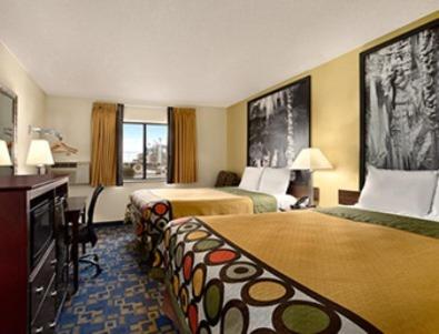 Queen Room with Two Queen Beds - Non-Smoking - Photo 3