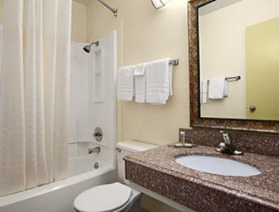 Queen Room with Two Queen Beds - Non-Smoking - Photo 4