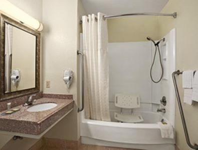 Queen Room with Two Queen Beds - Non-Smoking - Photo 2