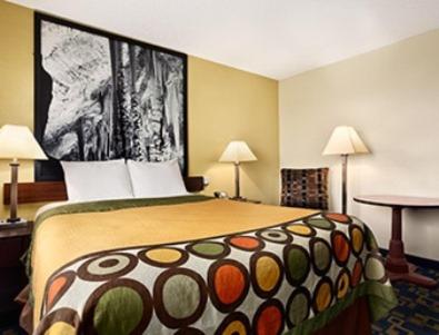 Queen Room with Two Queen Beds - Non-Smoking - Photo 1