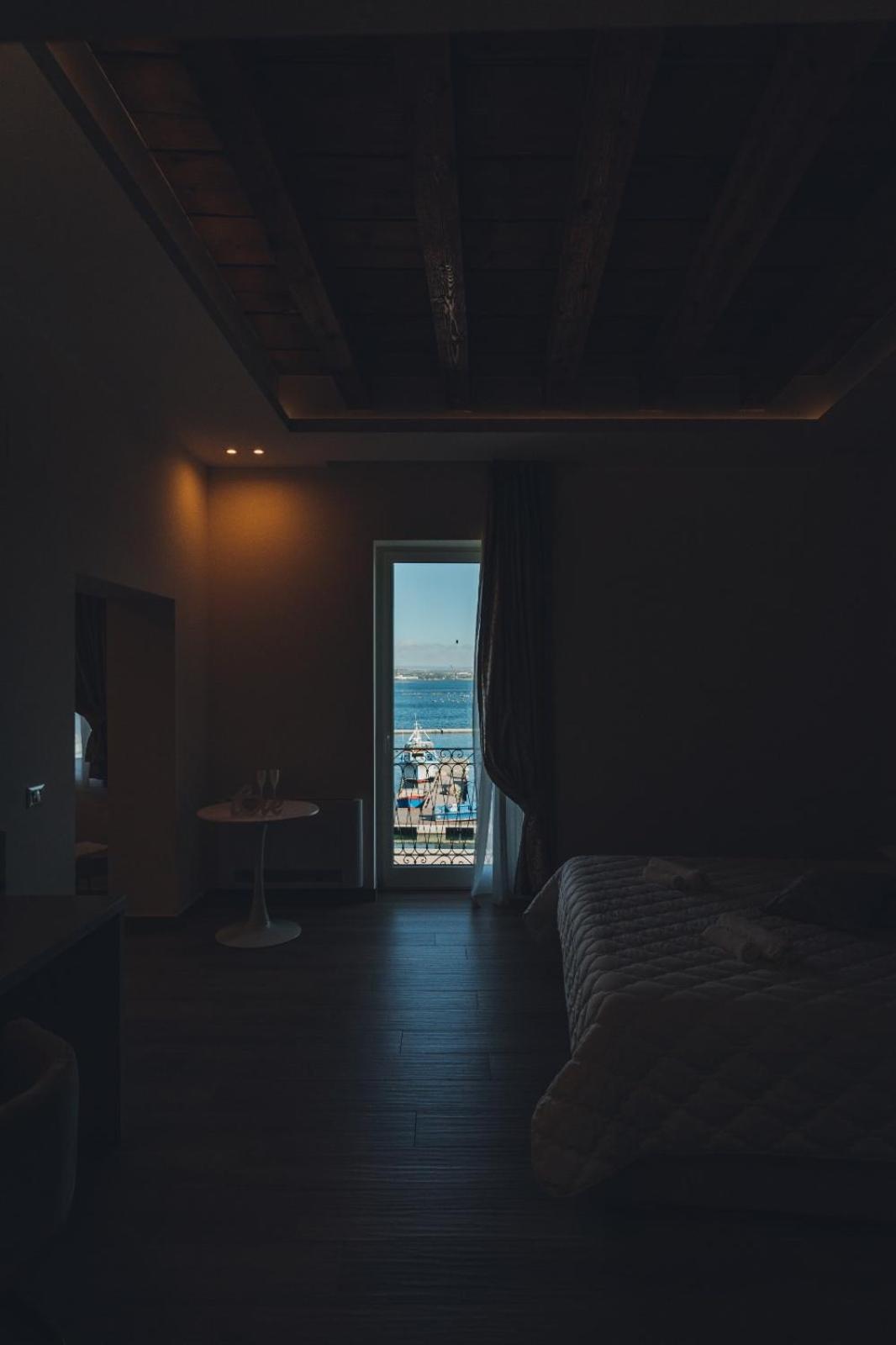 Suite with Hot Tub - Photo 8