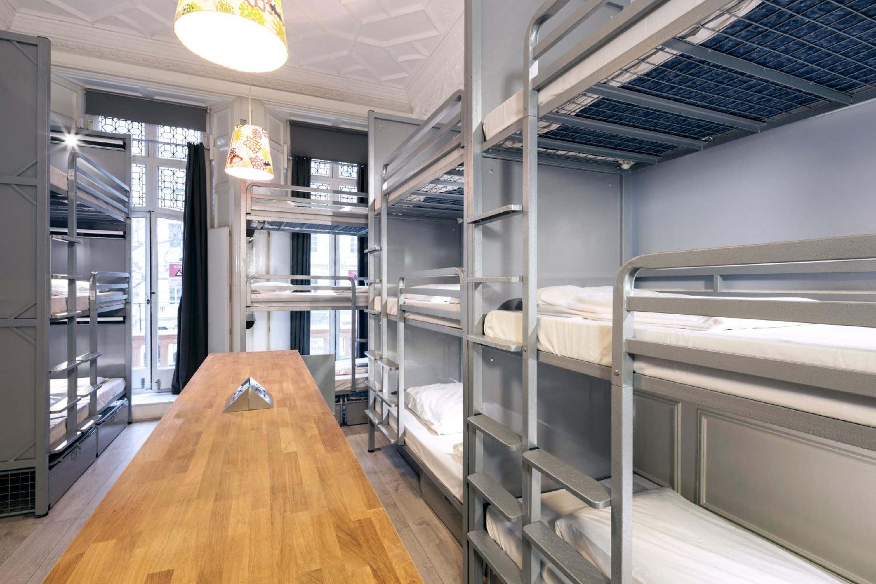 Bed in 15-Bed Mixed Dorm Ensuite (18–40 years) photo 2