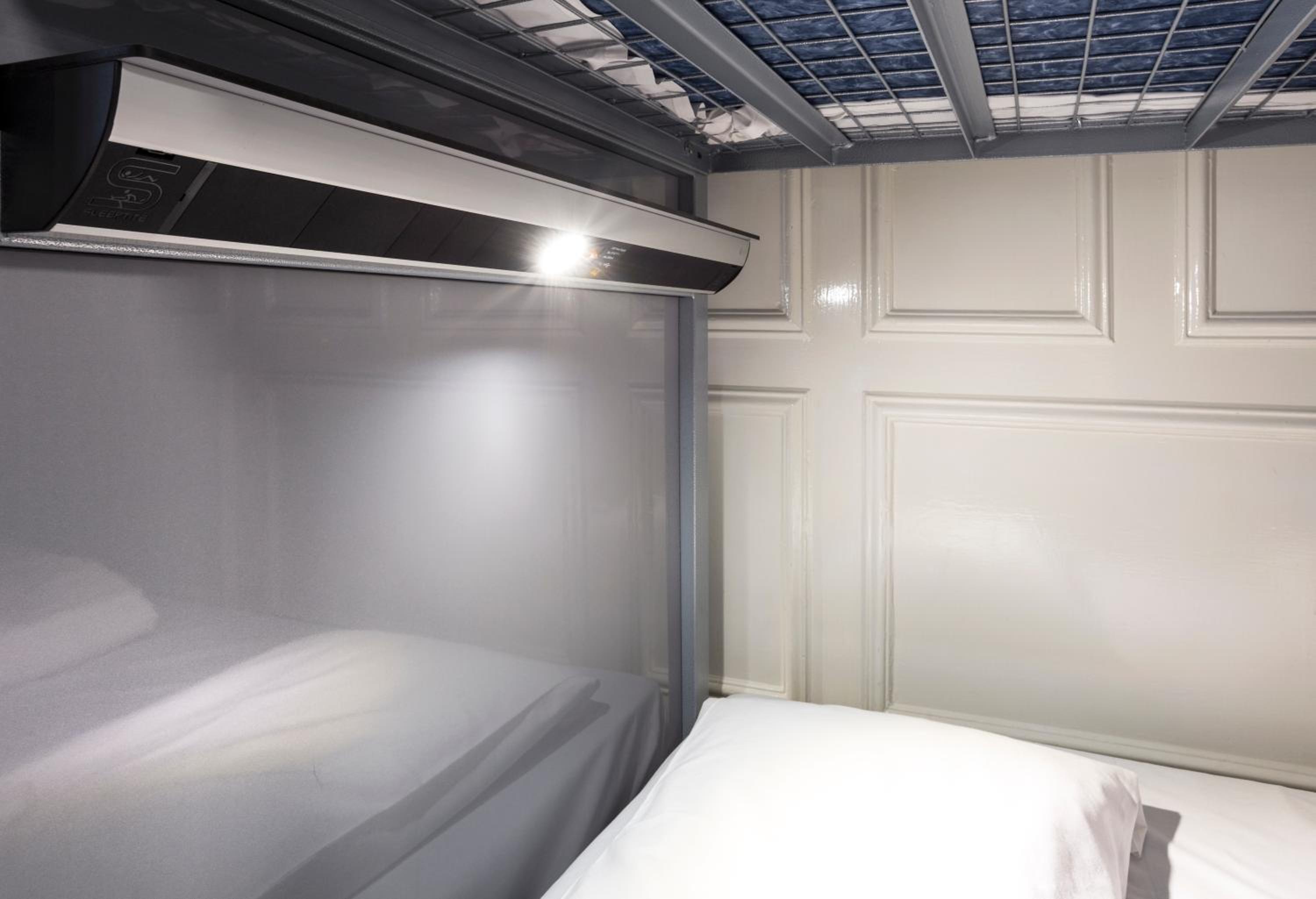 Bed in 15-Bed Mixed Dorm Ensuite (18–40 years) photo 3