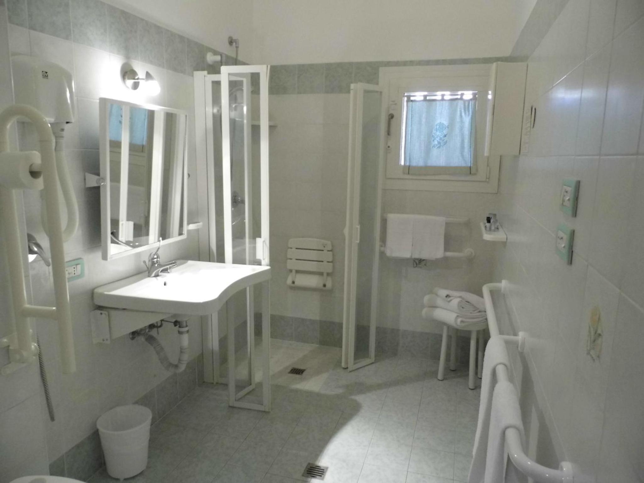 Family Room (2 Adults + 2 Children) - Photo 5