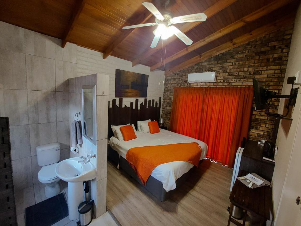 Deluxe King Suite photo 1