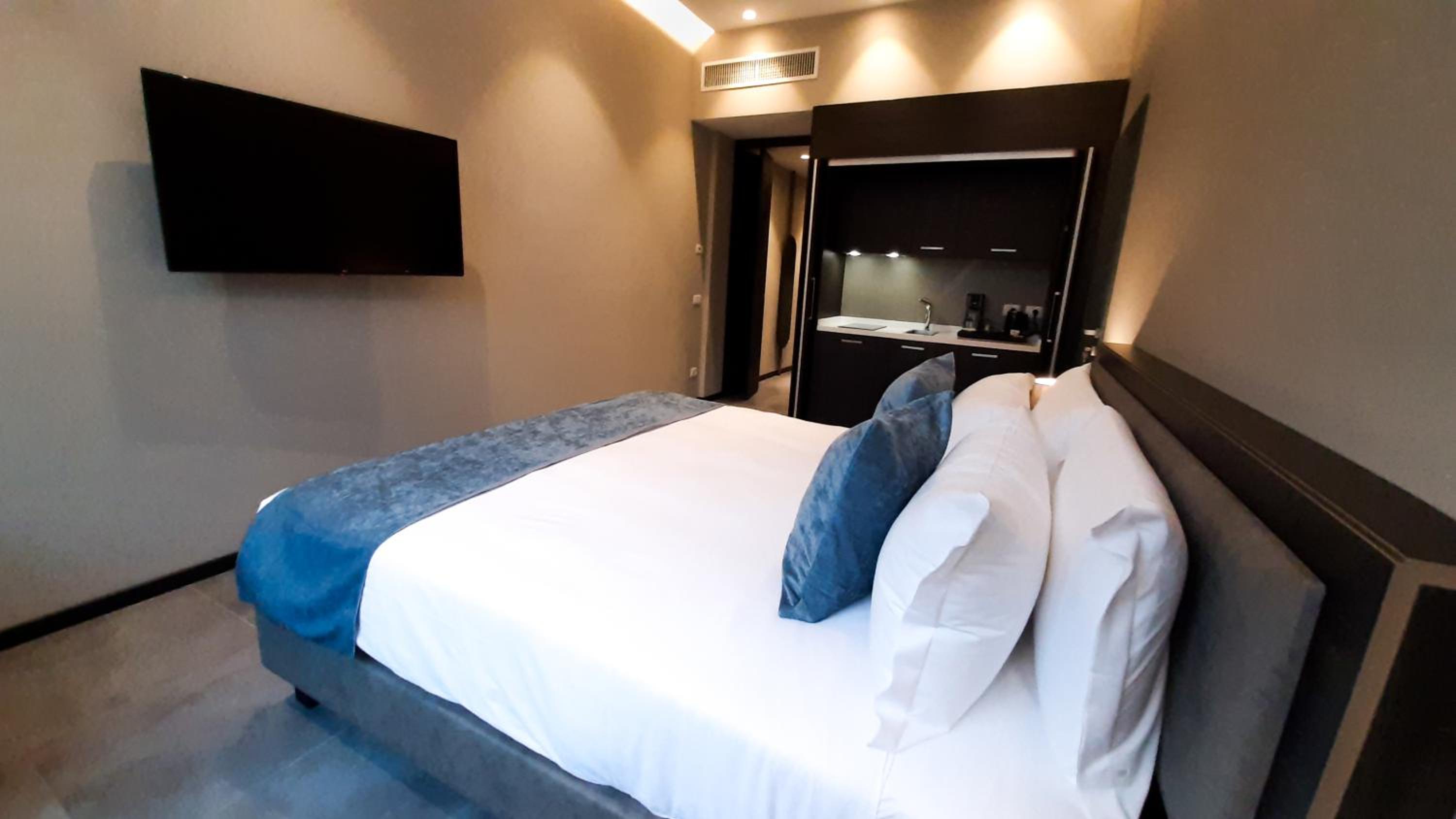 Deluxe Room 1
