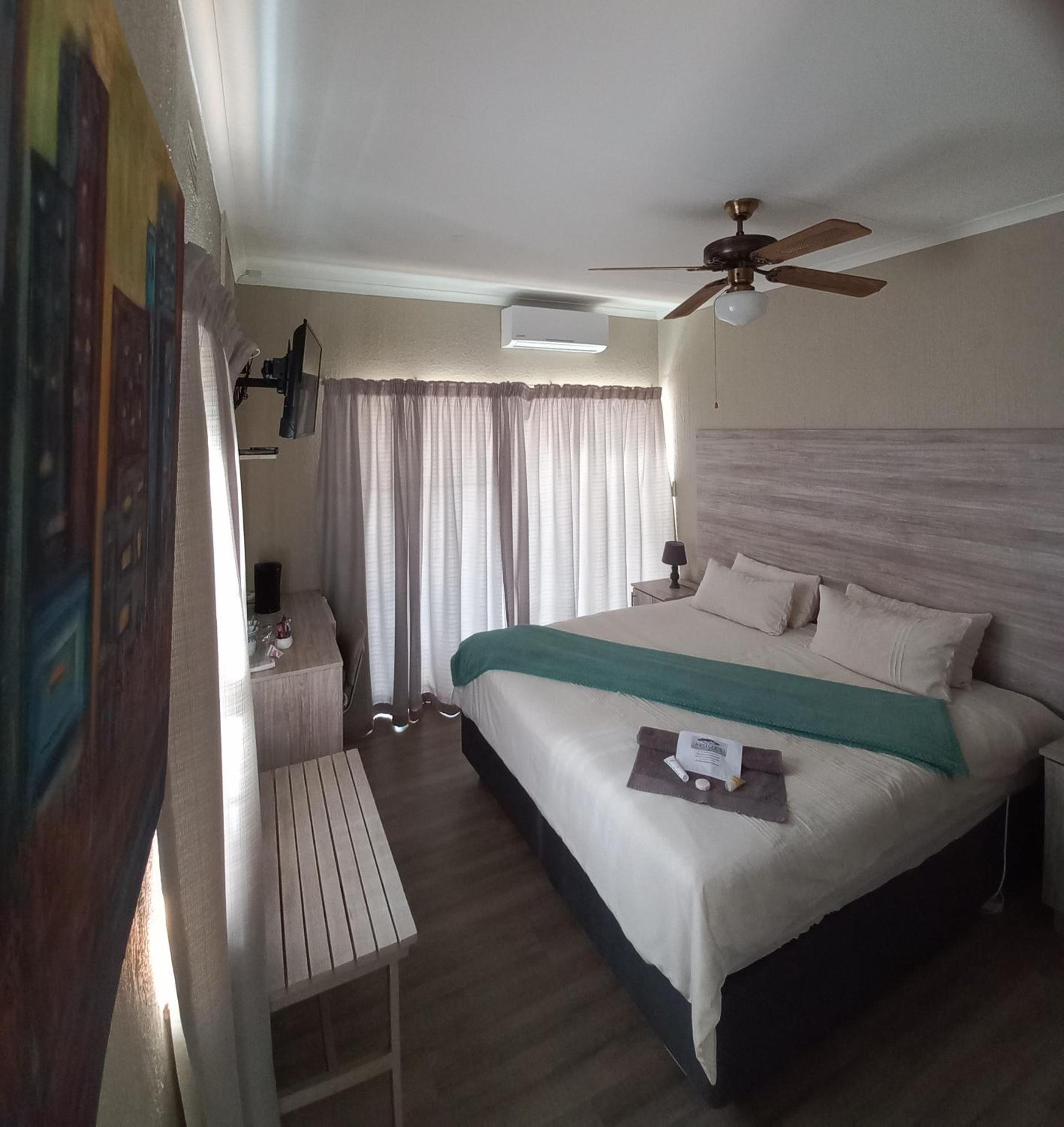 Deluxe King Suite - Photo 7