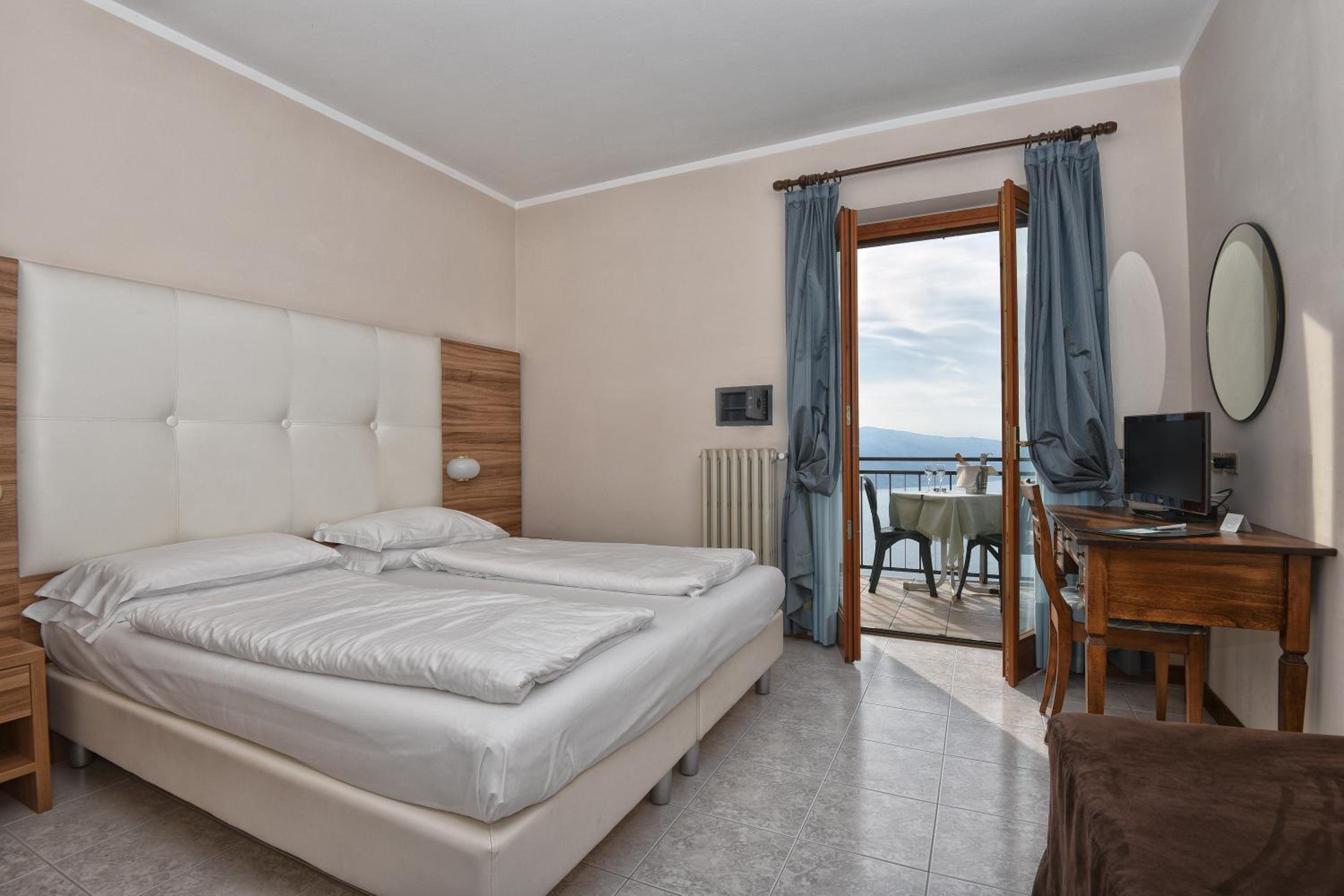 Superior Double or Twin Room with Lake View - Photo 13