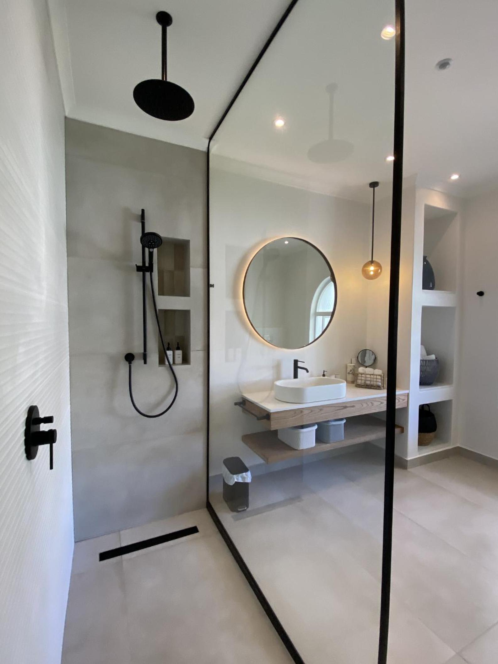 Suite - Photo 10