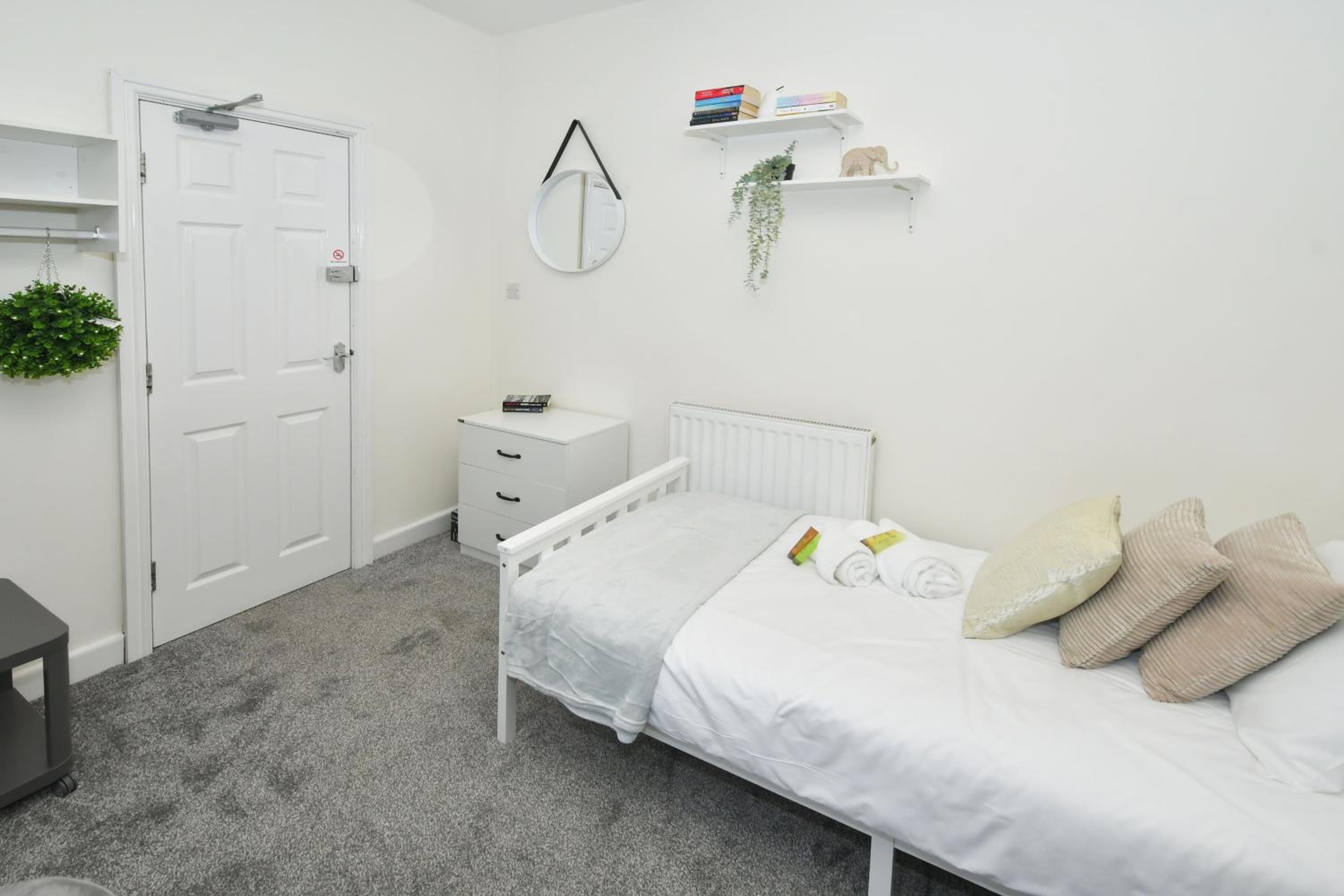Single Room with Shared Bathroom photo 2