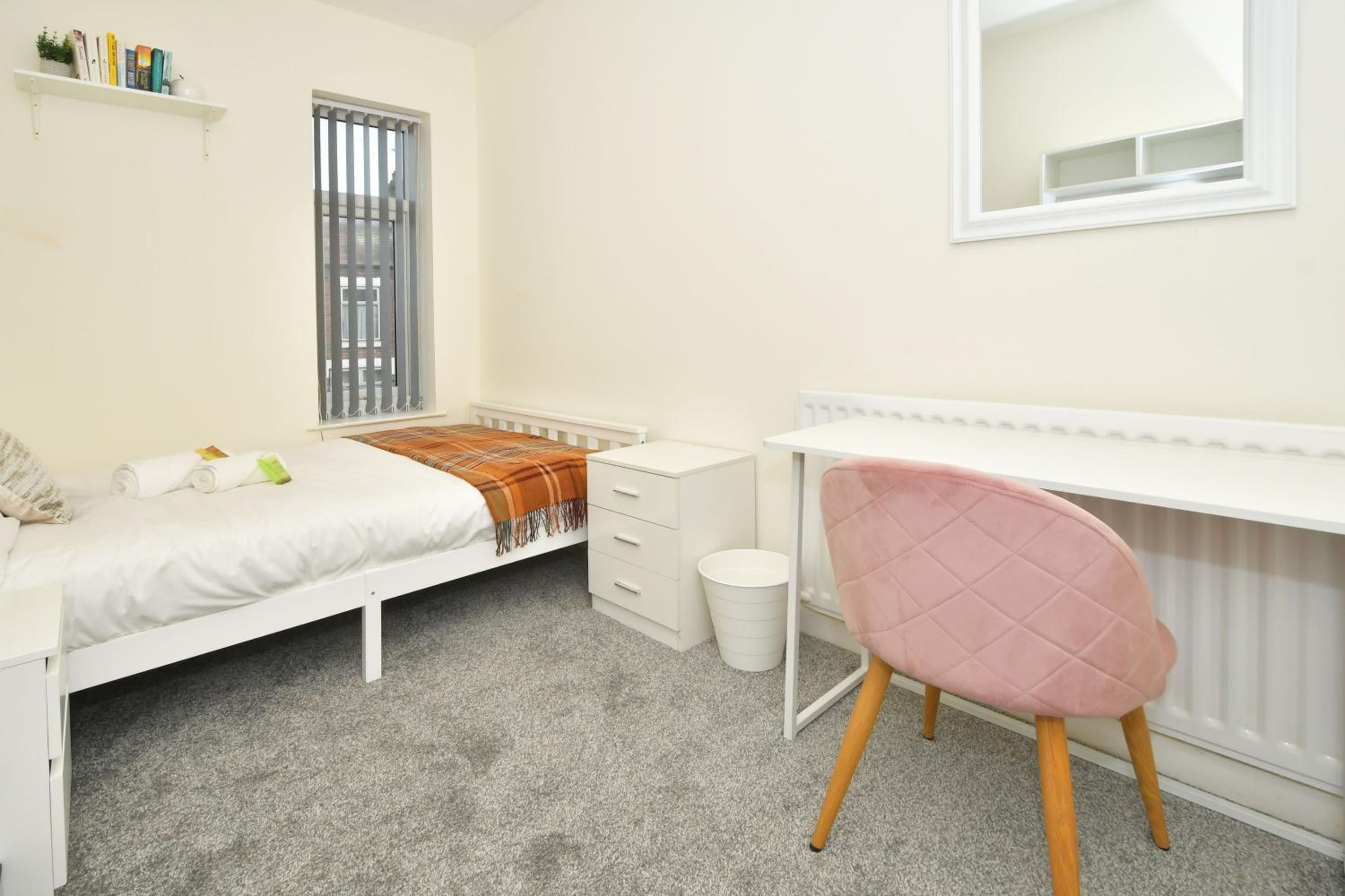 Double Room with Shared Bathroom photo 2