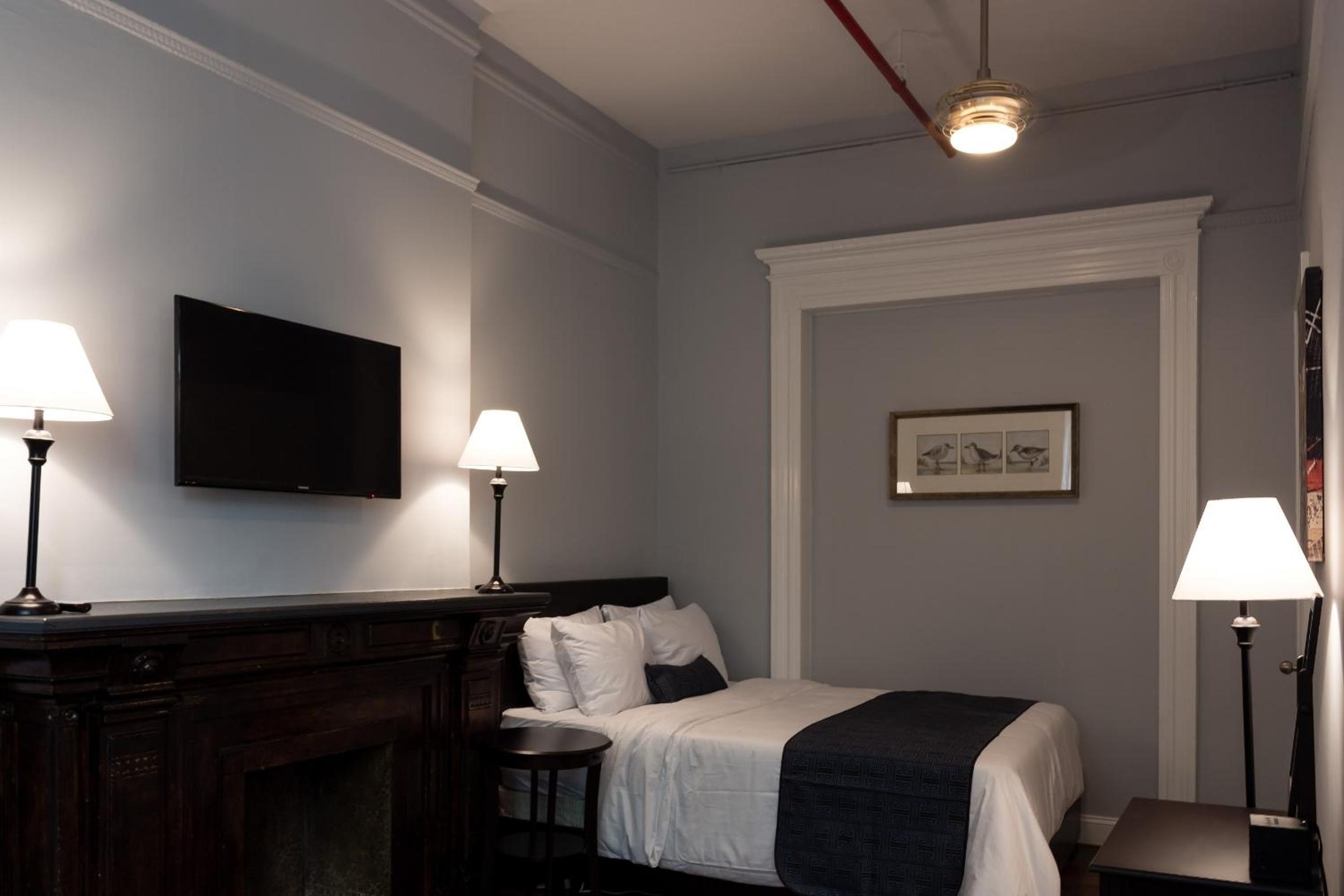Standard Family Room with Shared Bathroom photo 1