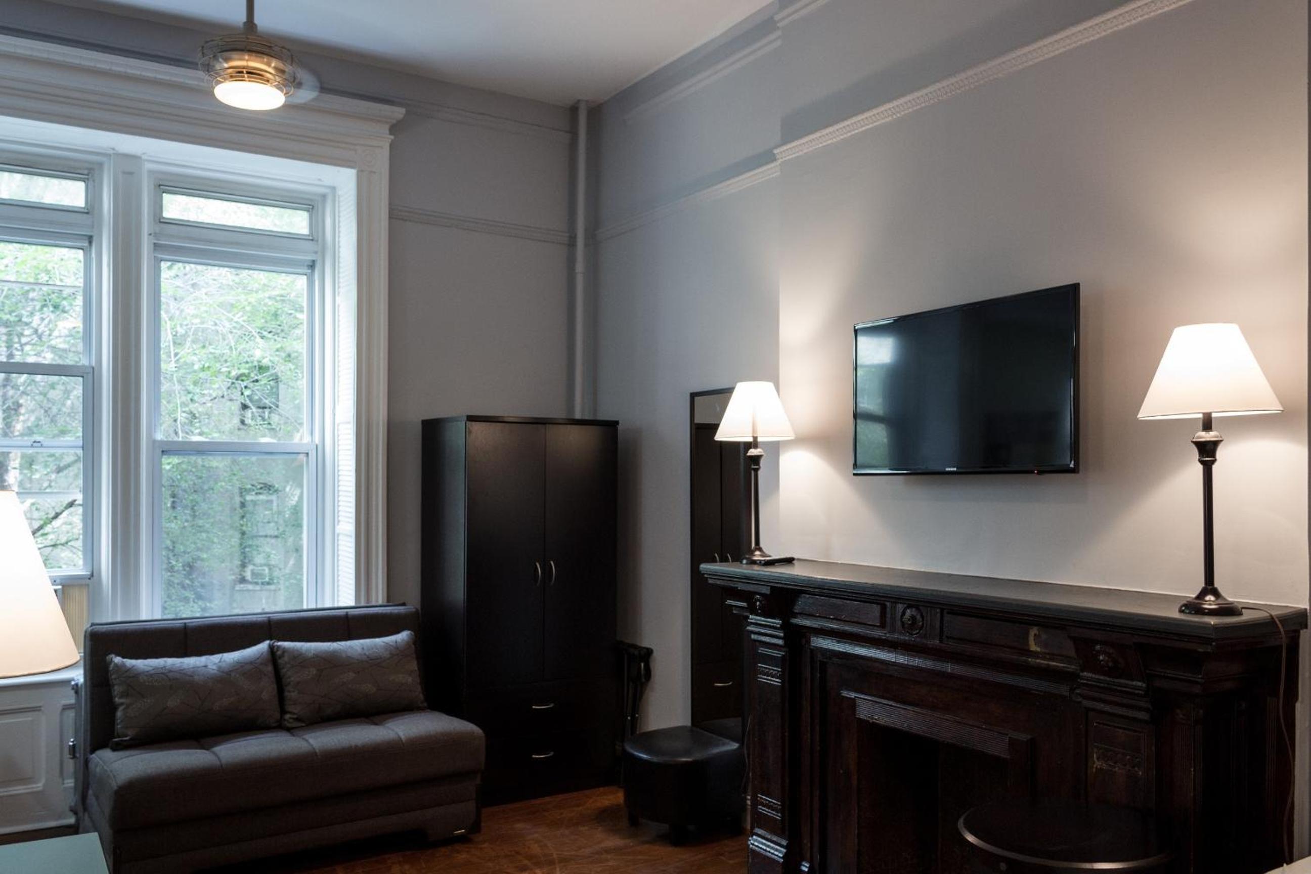 Standard Family Room with Shared Bathroom photo 3