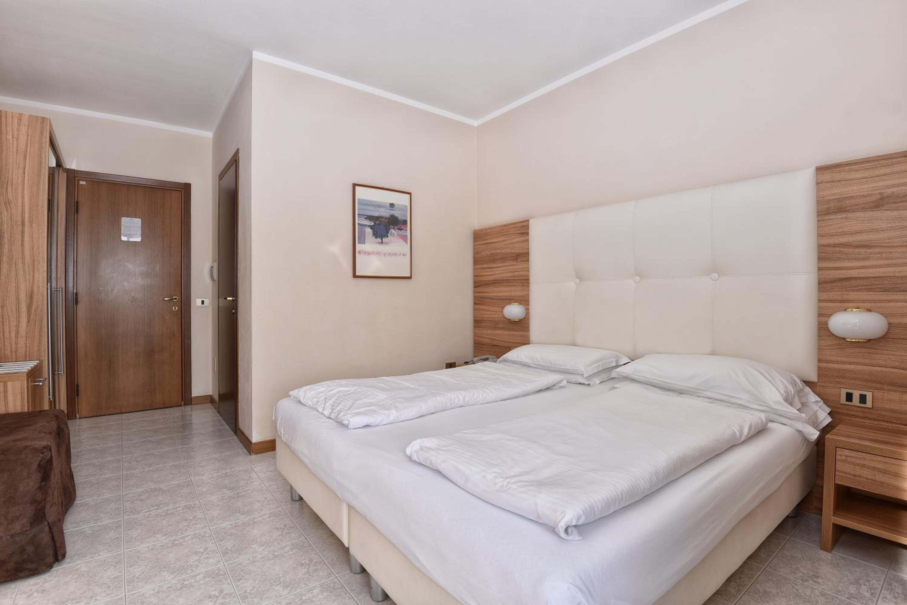 Superior Double or Twin Room with Lake View - Photo 10
