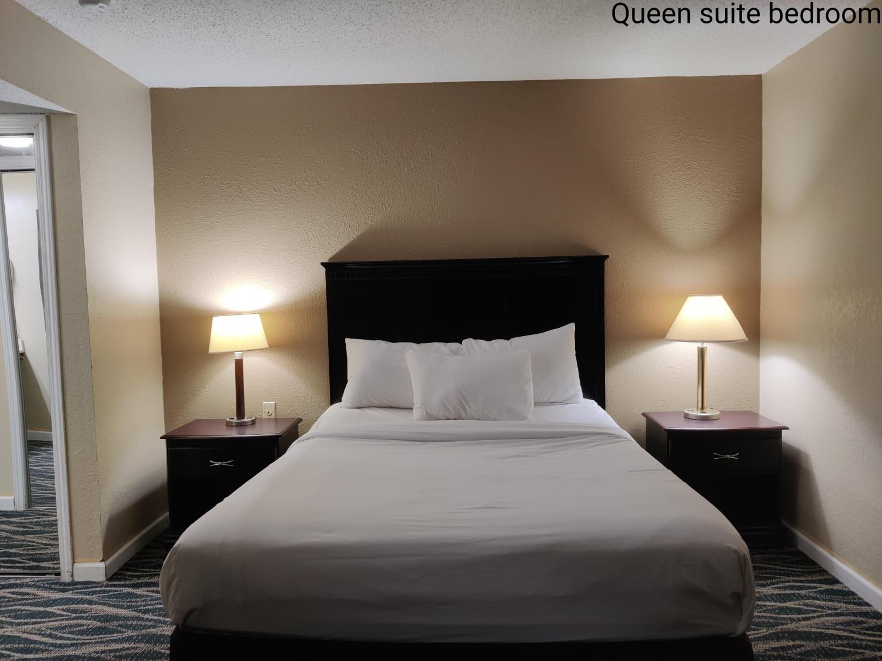Queen Studio Suite - Non-Smoking - Photo 7
