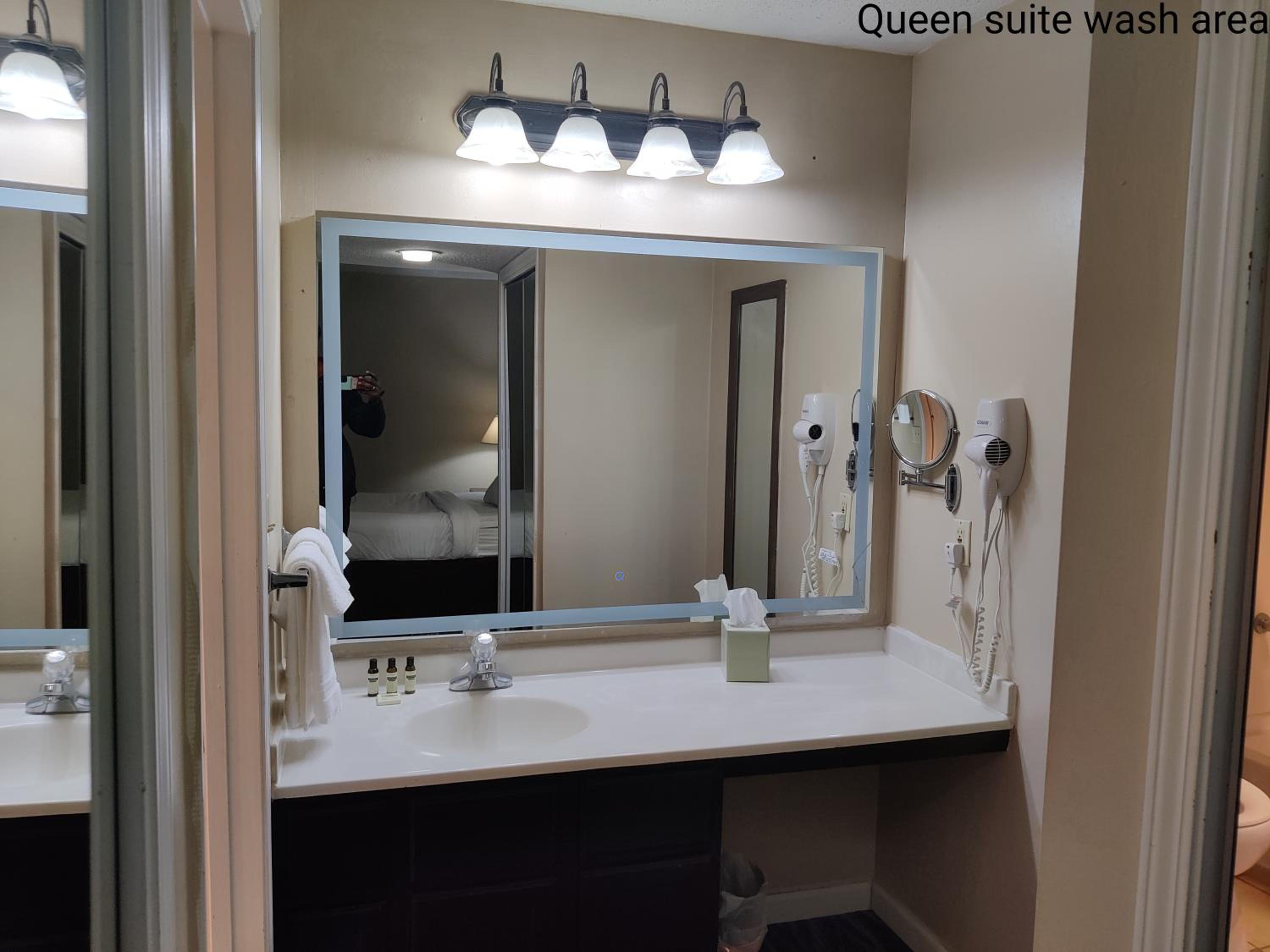 Queen Studio Suite - Non-Smoking - Photo 2