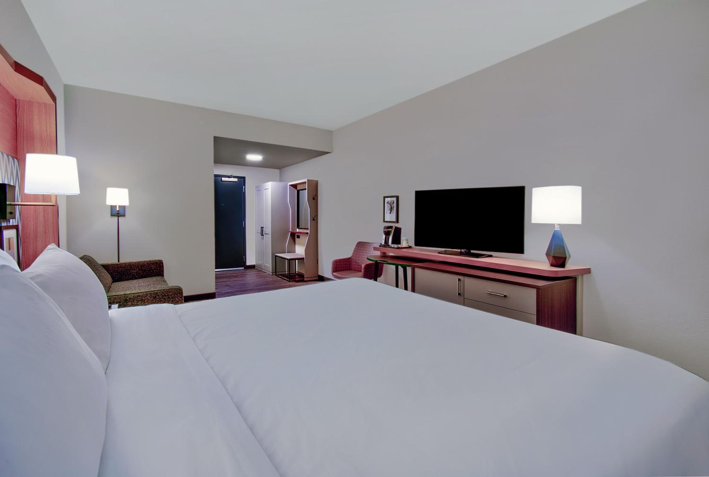 Standard King Room with Sofa Bed - Photo 5