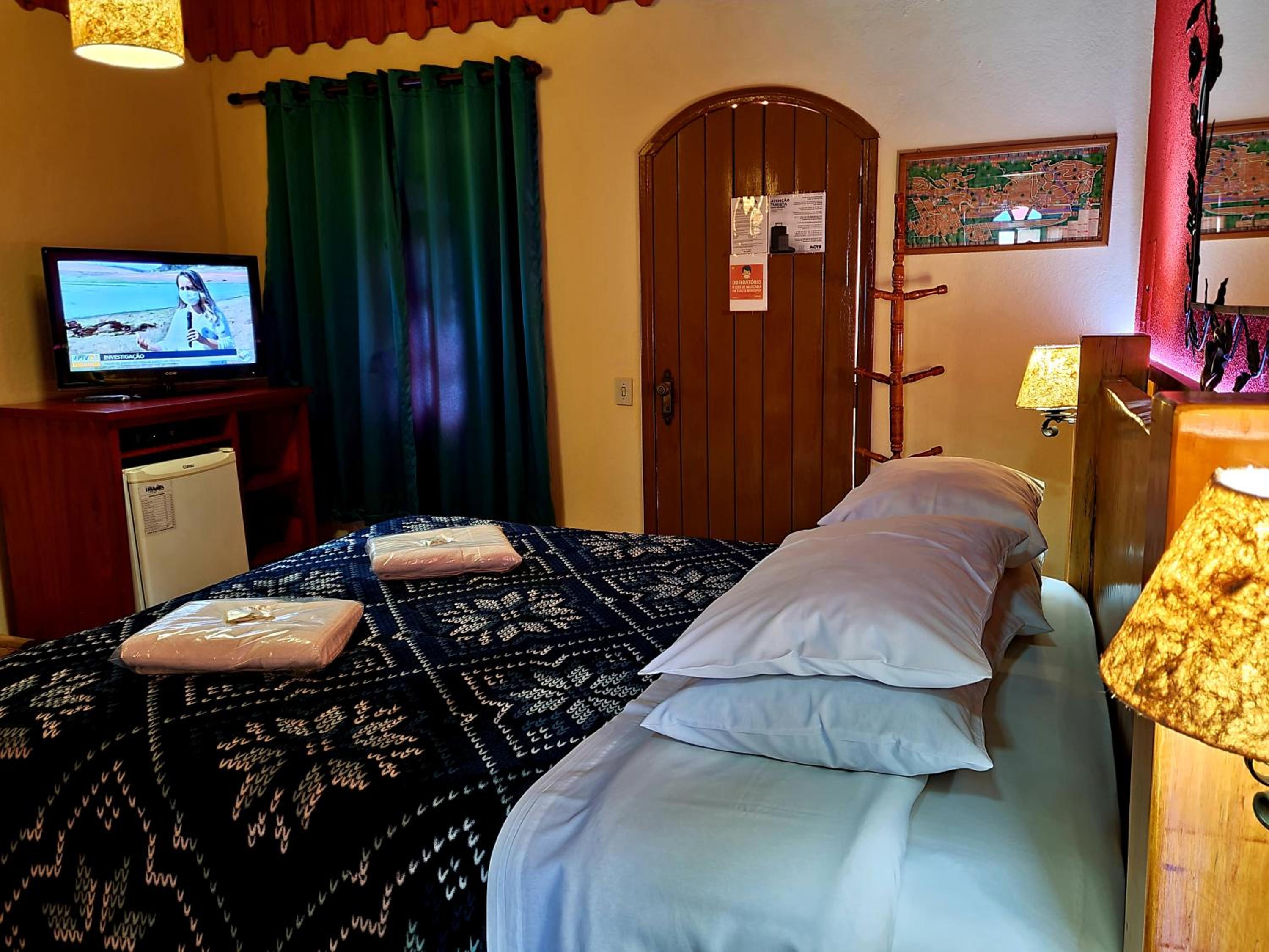 Suite with Hot Tub - Photo 2