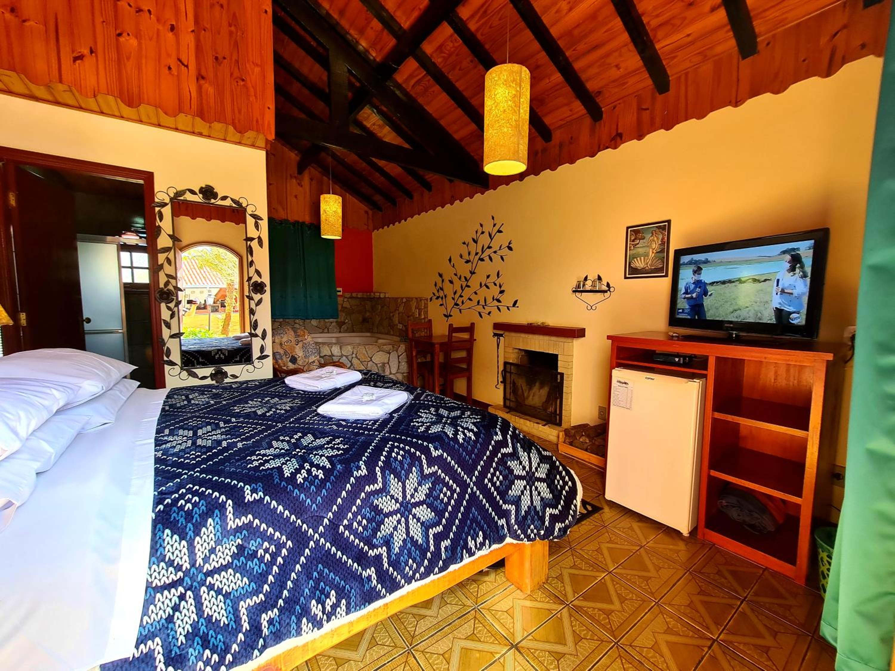 Suite with Hot Tub - Photo 6