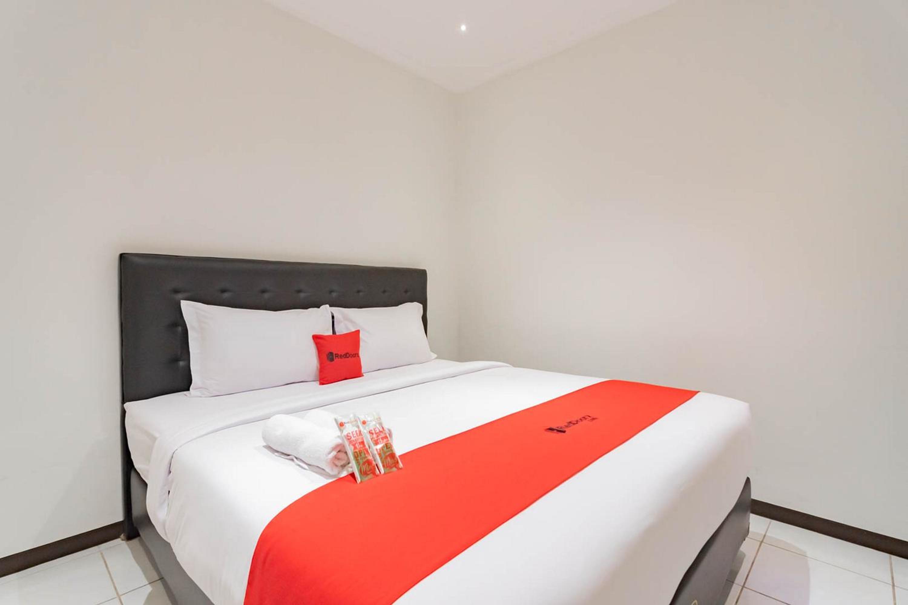 Standard Double Room - Photo 8